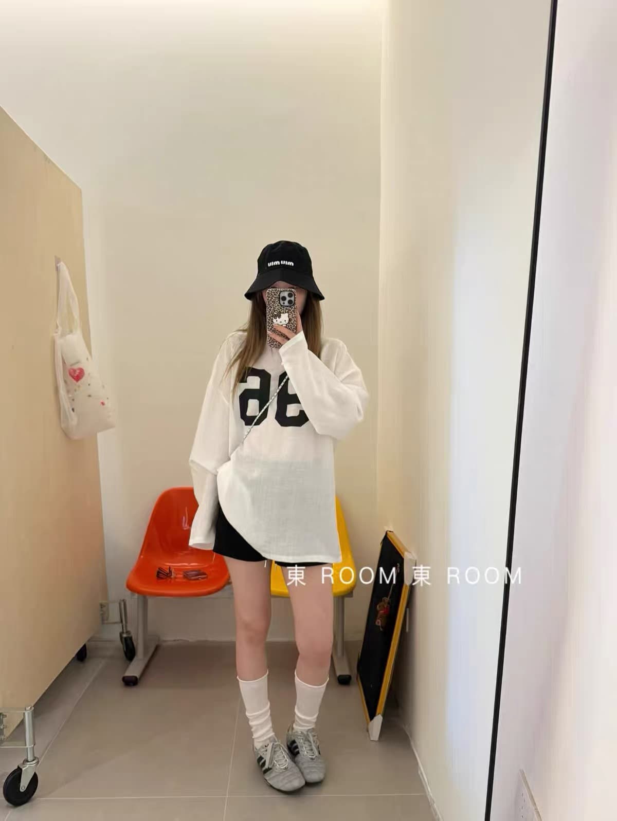 2026 이른 가을 한국 스타일 패션 다용도 슬림해 보이는 긴팔 알파벳 프린트 티셔츠 여성 레저 맨위 트렌디 이미지 3