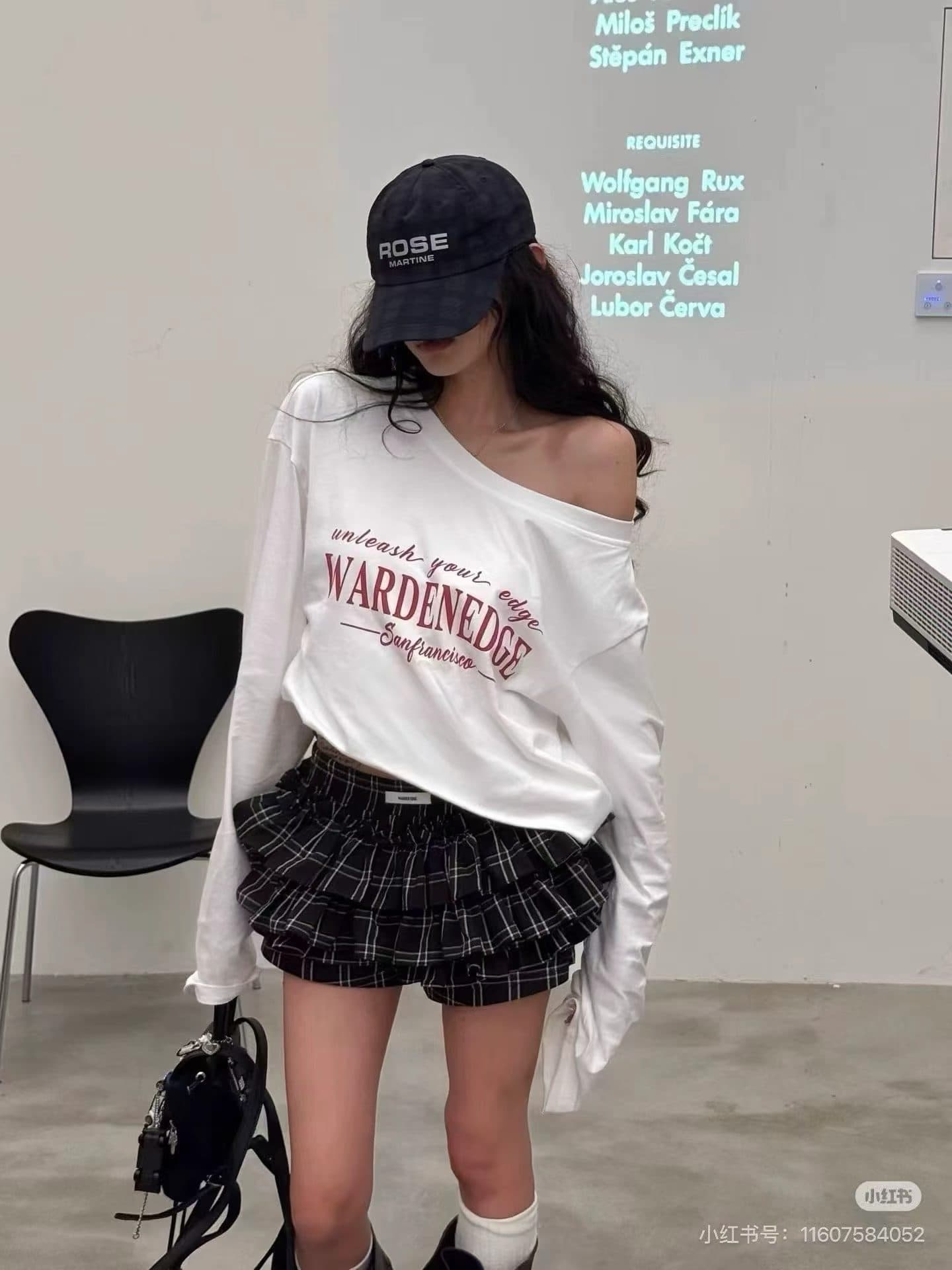 패션 다용도 루즈핏 슬림해 보이는 알파벳 프린트 비스듬한 어깨 밑단 거친 가장자리 긴팔 자외선 차단 티셔츠 여성 이미지 3