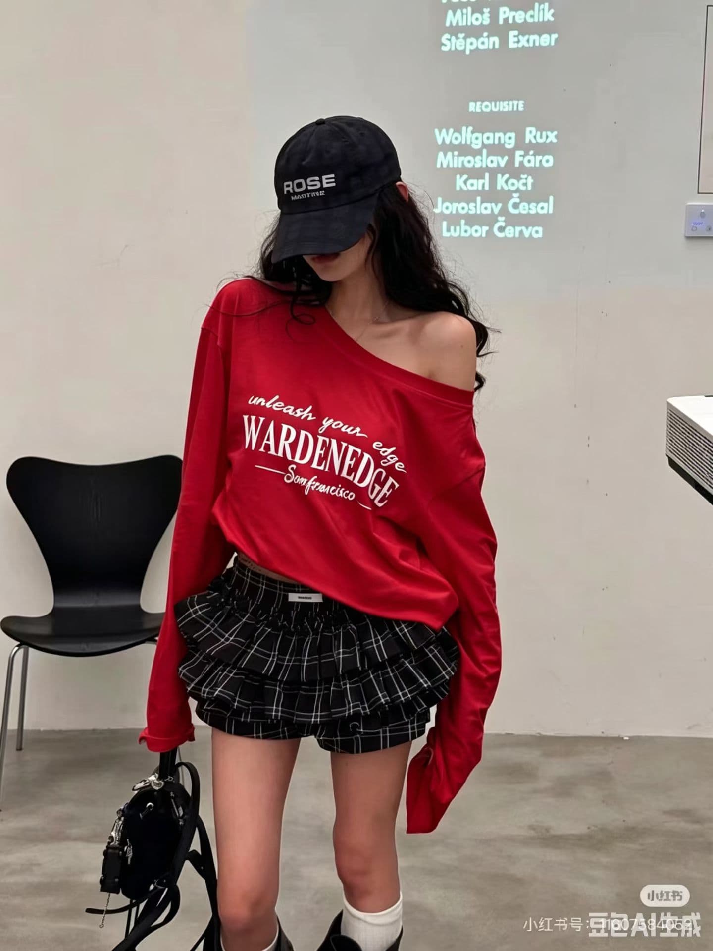 패션 다용도 루즈핏 슬림해 보이는 알파벳 프린트 비스듬한 어깨 밑단 거친 가장자리 긴팔 자외선 차단 티셔츠 여성 상세 이미지 1