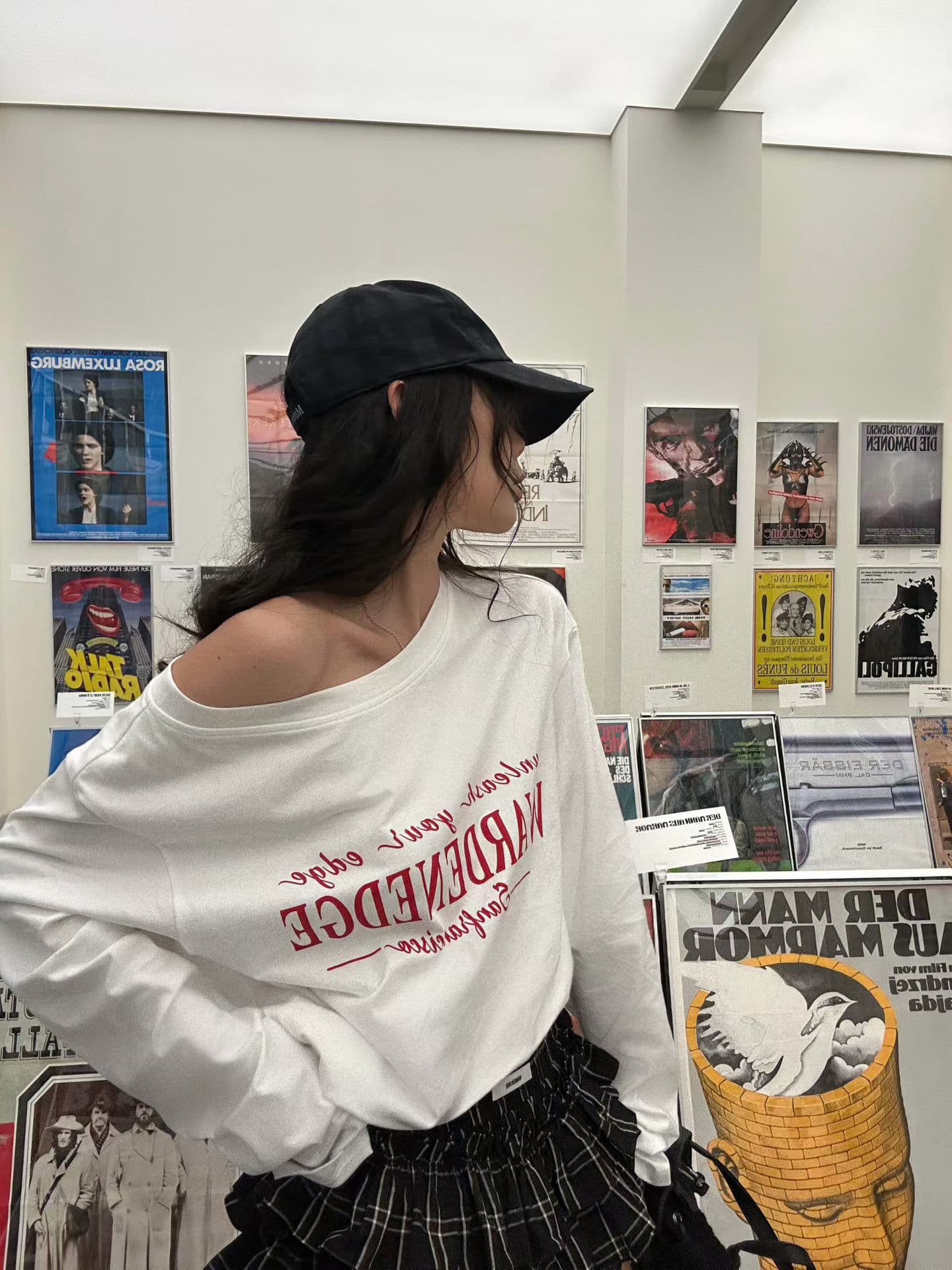 패션 다용도 루즈핏 슬림해 보이는 알파벳 프린트 비스듬한 어깨 밑단 거친 가장자리 긴팔 자외선 차단 티셔츠 여성 상세 이미지 6