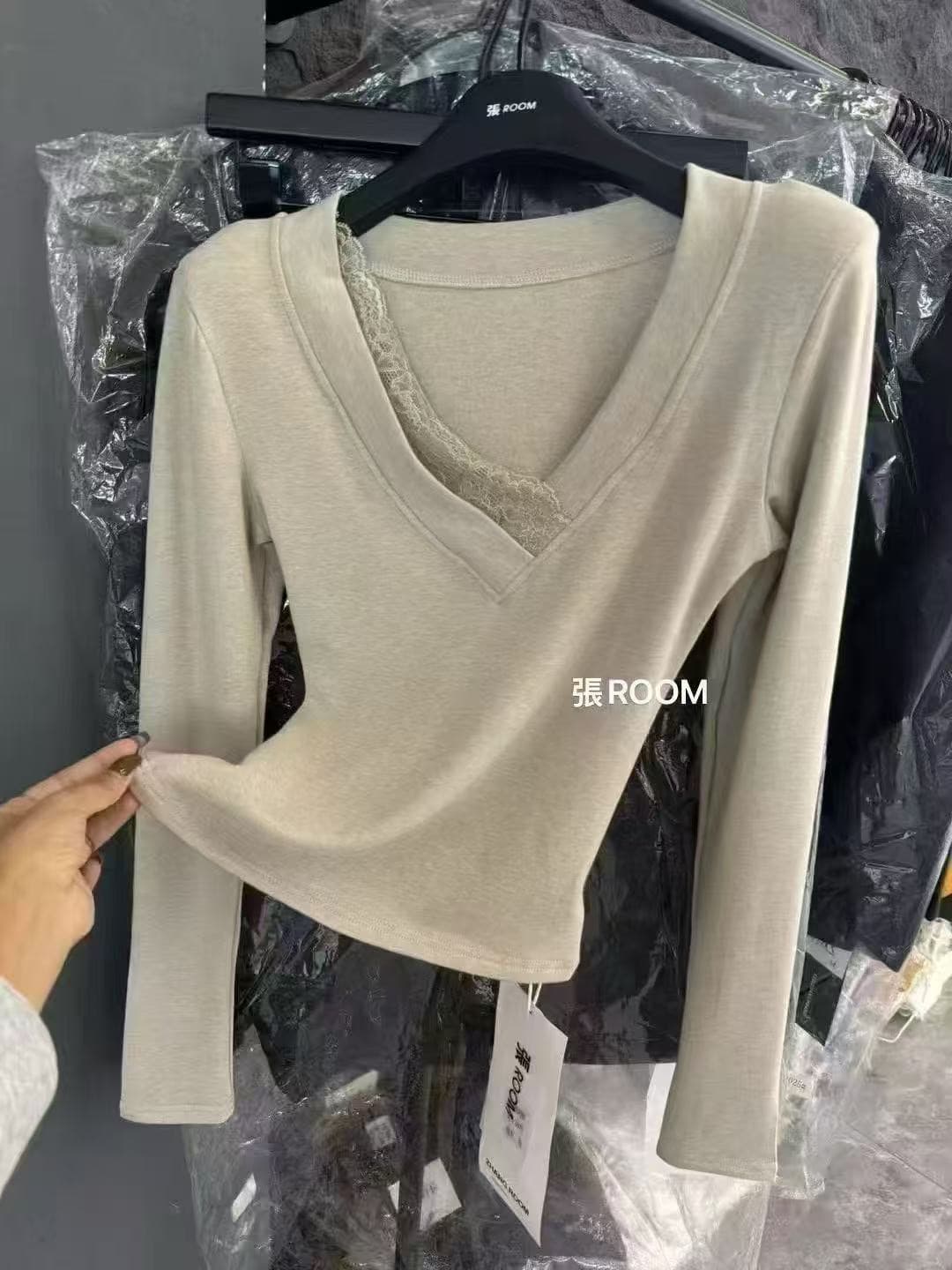 홍콩 느낌 로얄 자매 섹시함 V넥 레이스 측면 길이 소매 티셔츠 여성 몸매 가꾸기 인사이드 가져 가라. 기본 셔츠 순수한 욕망 품격 긍정적 인 어깨 의류 이미지 4