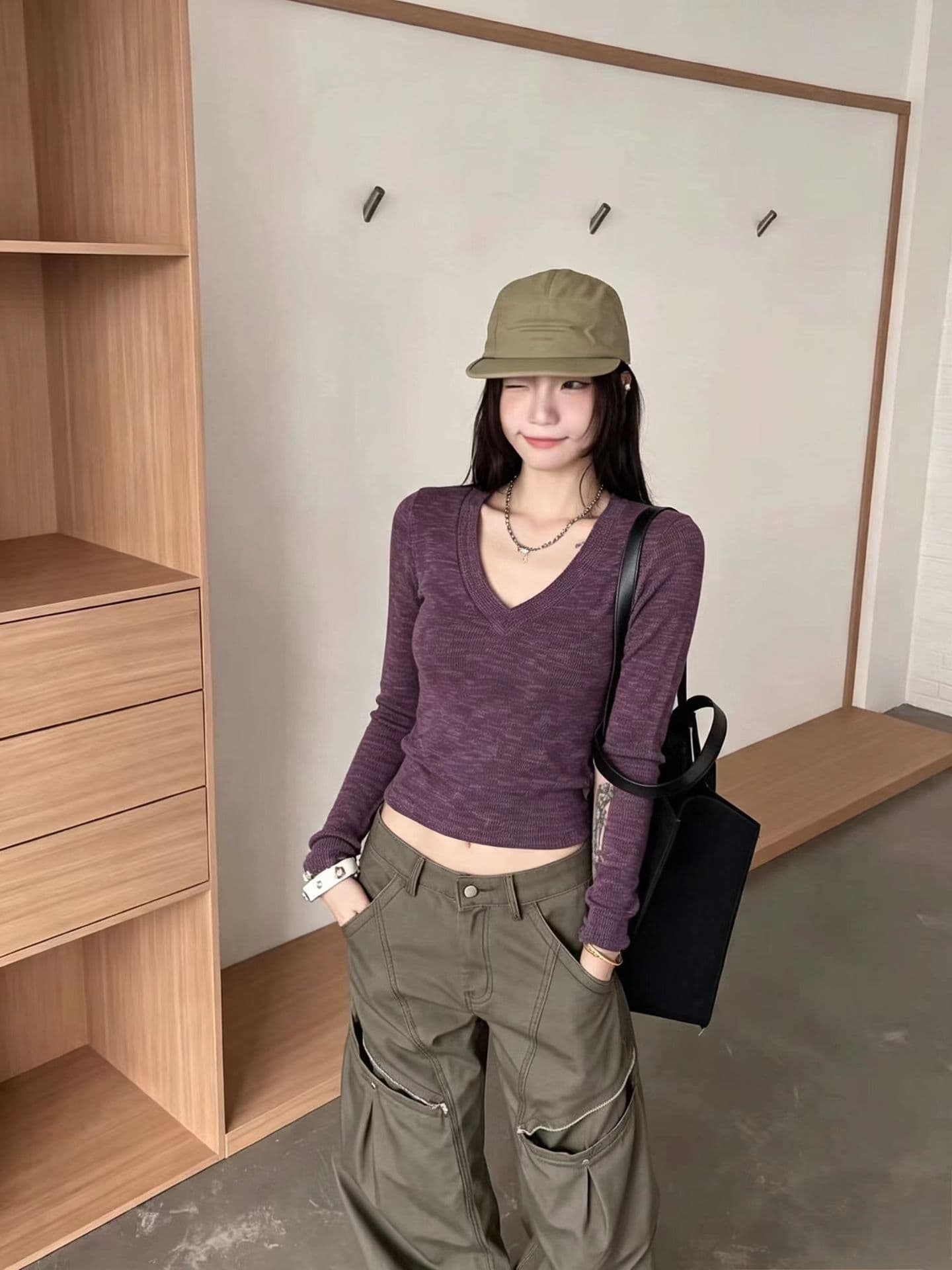 패션 핫걸 품격 V넥 긴팔 티셔츠 여성 의류 가을 새로운 몸매 가꾸기 슬림해 보이는 인사이드 가져 가라. 기본 셔츠 맨위 이미지 2
