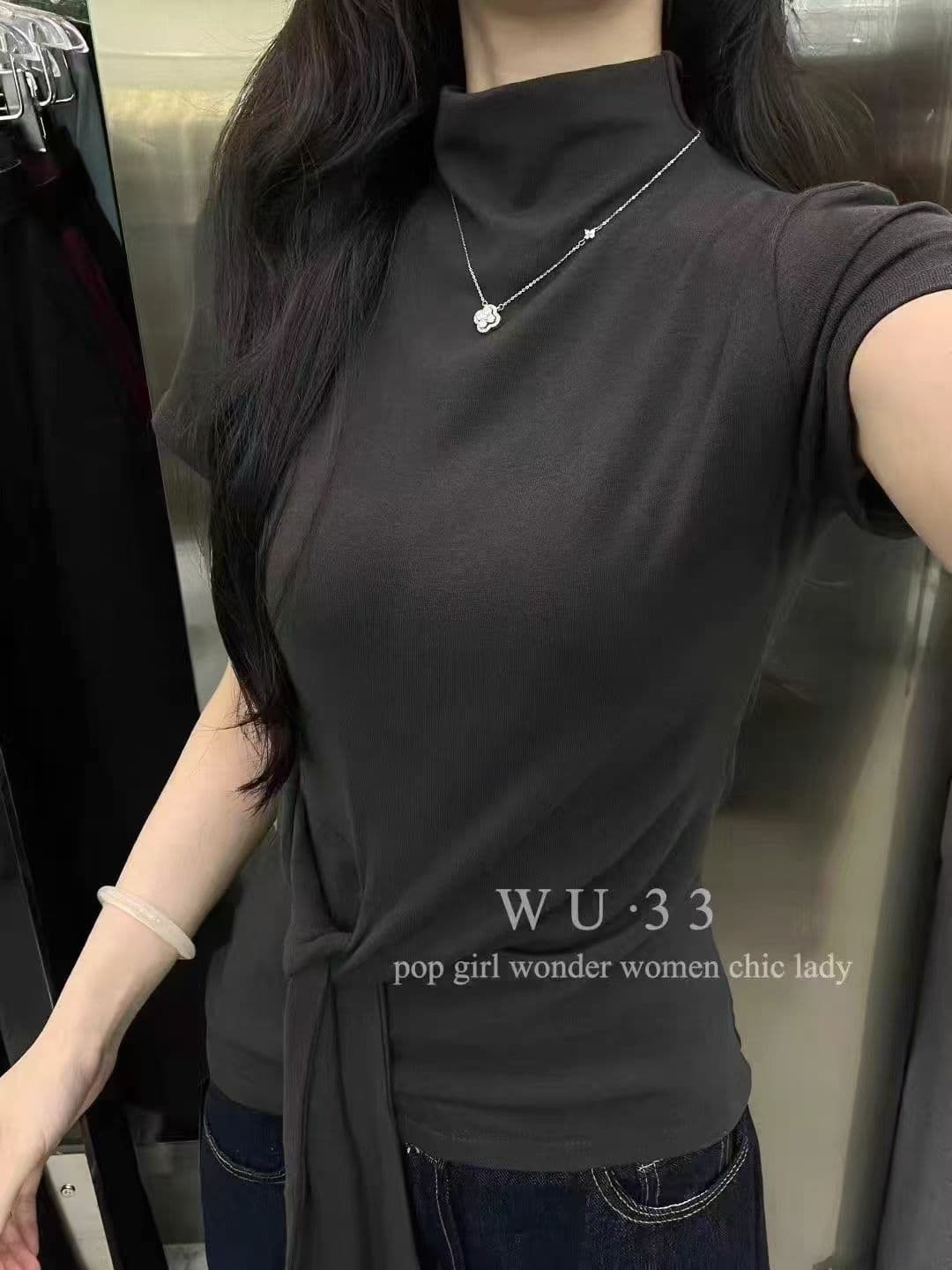 2026 이른 가을 새로운 품격 슬림해 보이는 양모 반하이넥 허리 수축 스트랩 디자인 센스 반팔 티셔츠 단색 맨위 이미지 2