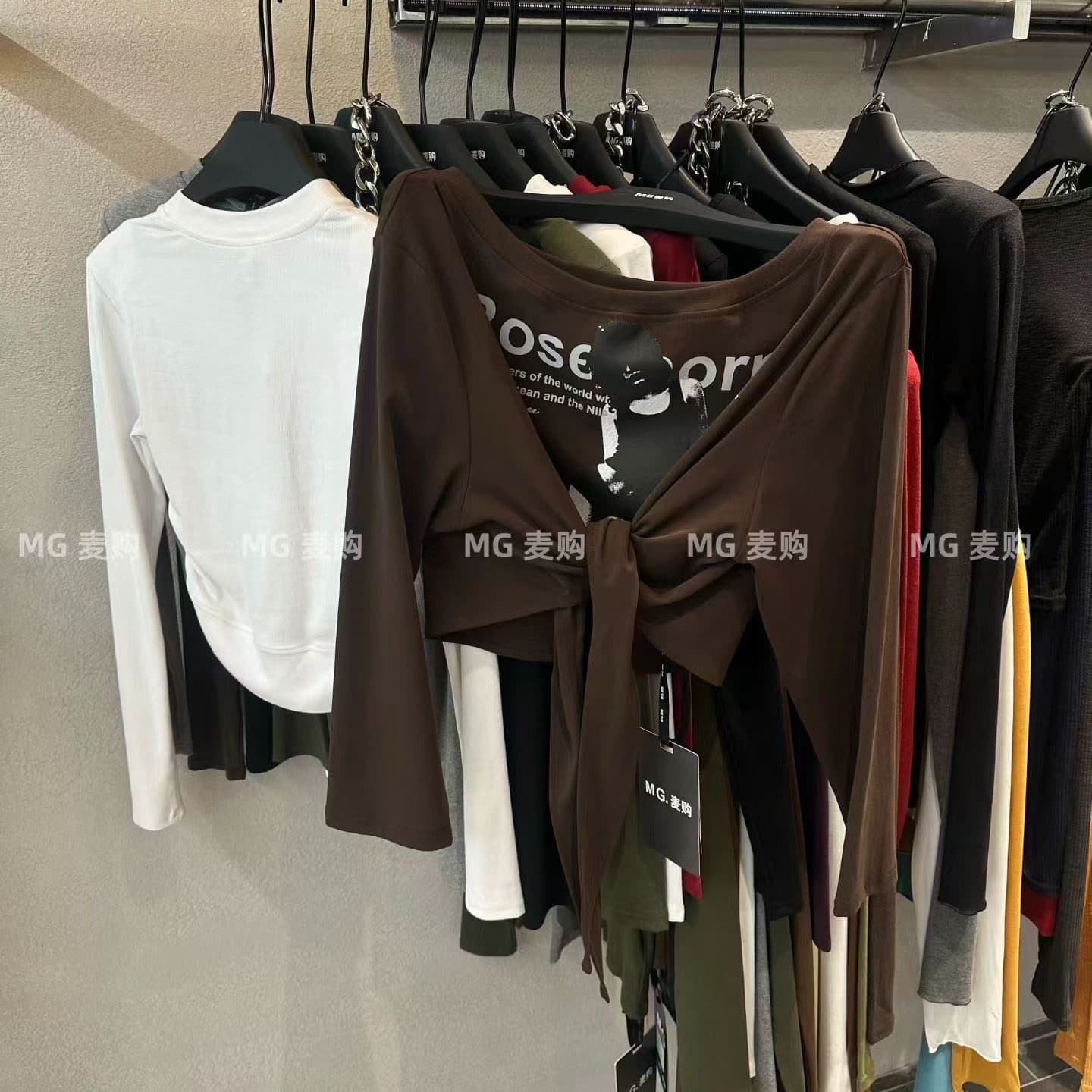 한 부서 알파벳 프린트 비스듬한 어깨 스트랩 긴팔 티셔츠 여성 몸매 가꾸기 슬림해 보이는 다용도 맨위 이미지 5