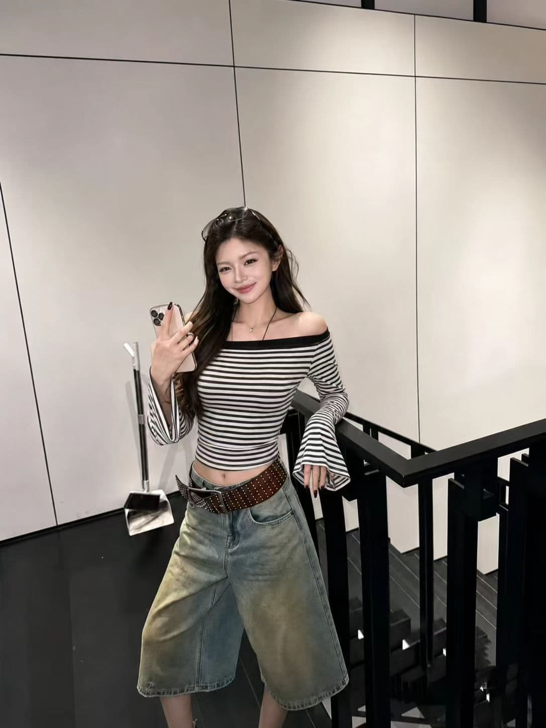 2026 가을 새로운 한국 스타일 스트라이프 비스듬한 칼라 오프숄더 긴팔 티셔츠 여성 몸매 가꾸기 슬림해 보이는 나팔 소매 맨위 이미지 2