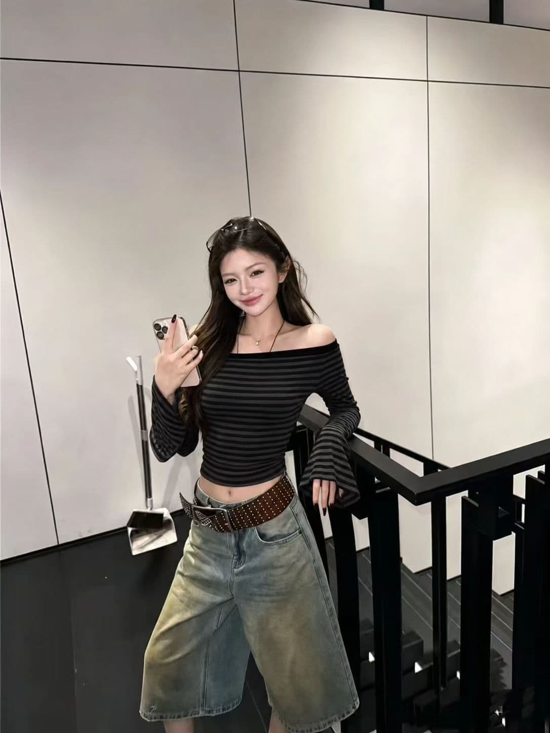 2026 가을 새로운 한국 스타일 스트라이프 비스듬한 칼라 오프숄더 긴팔 티셔츠 여성 몸매 가꾸기 슬림해 보이는 나팔 소매 맨위 이미지 3