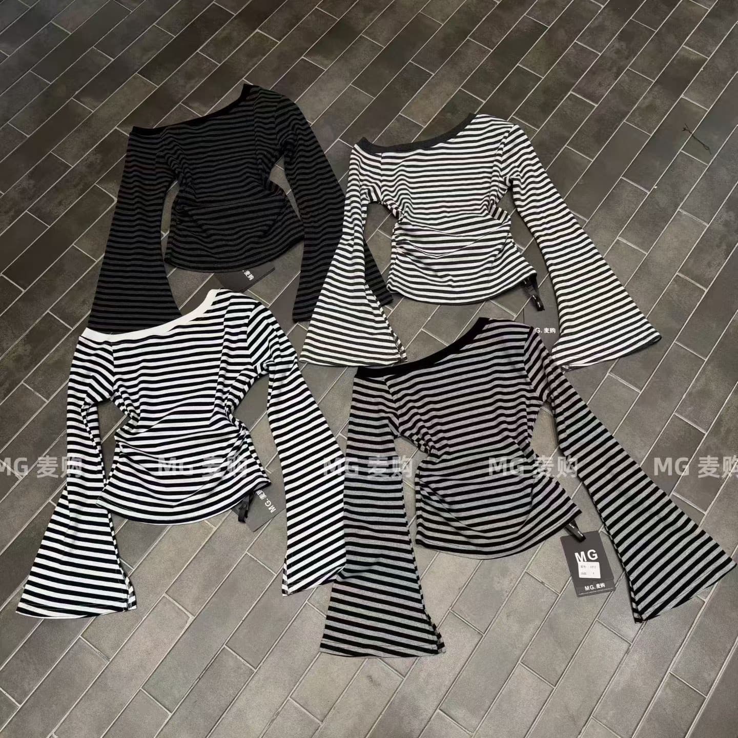 2026 가을 새로운 한국 스타일 스트라이프 비스듬한 칼라 오프숄더 긴팔 티셔츠 여성 몸매 가꾸기 슬림해 보이는 나팔 소매 맨위 이미지 5
