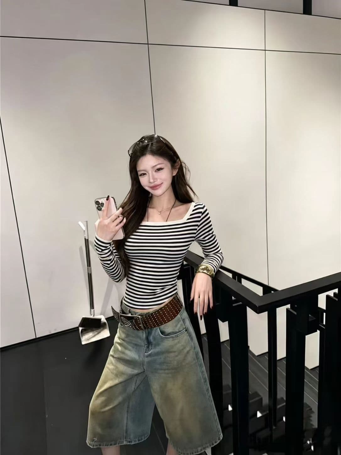 2026 가을 새로운 한국 스타일 스트라이프 비스듬한 칼라 오프숄더 긴팔 티셔츠 여성 몸매 가꾸기 슬림해 보이는 나팔 소매 맨위 상세 이미지 1