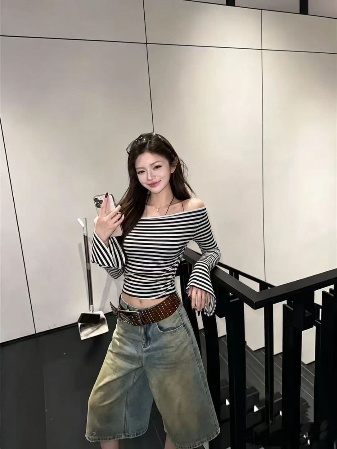 2026 가을 새로운 한국 스타일 스트라이프 비스듬한 칼라 오프숄더 긴팔 티셔츠 여성 몸매 가꾸기 슬림해 보이는 나팔 소매 맨위 상세 이미지 2