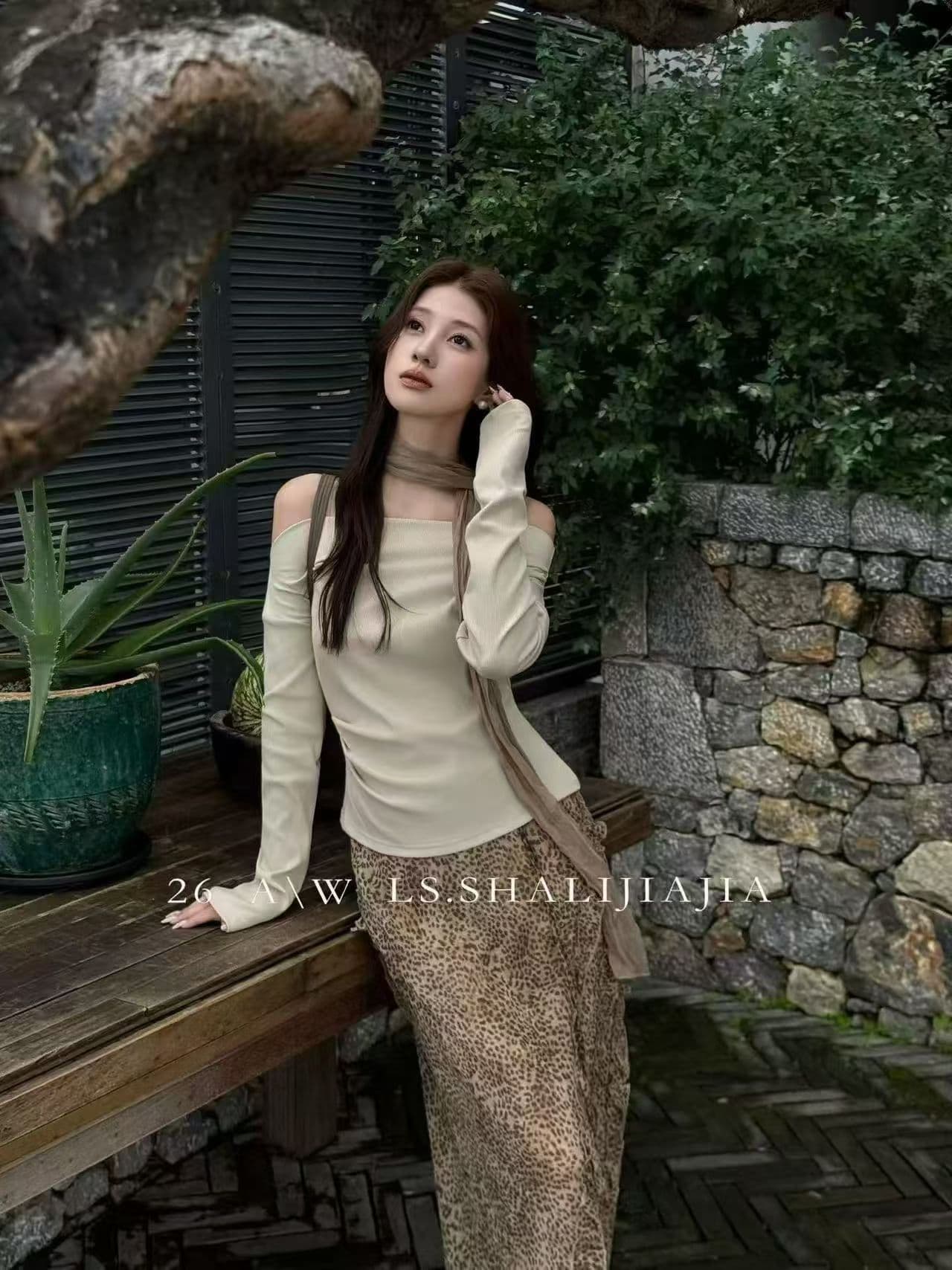 열세 개 2026 이른 가을 새로운 리본 비스듬한 칼라 오프숄더 긴팔 티셔츠 여성 프랑스식 품격 허리 수축 슬림해 보이는 맨위 이미지 2