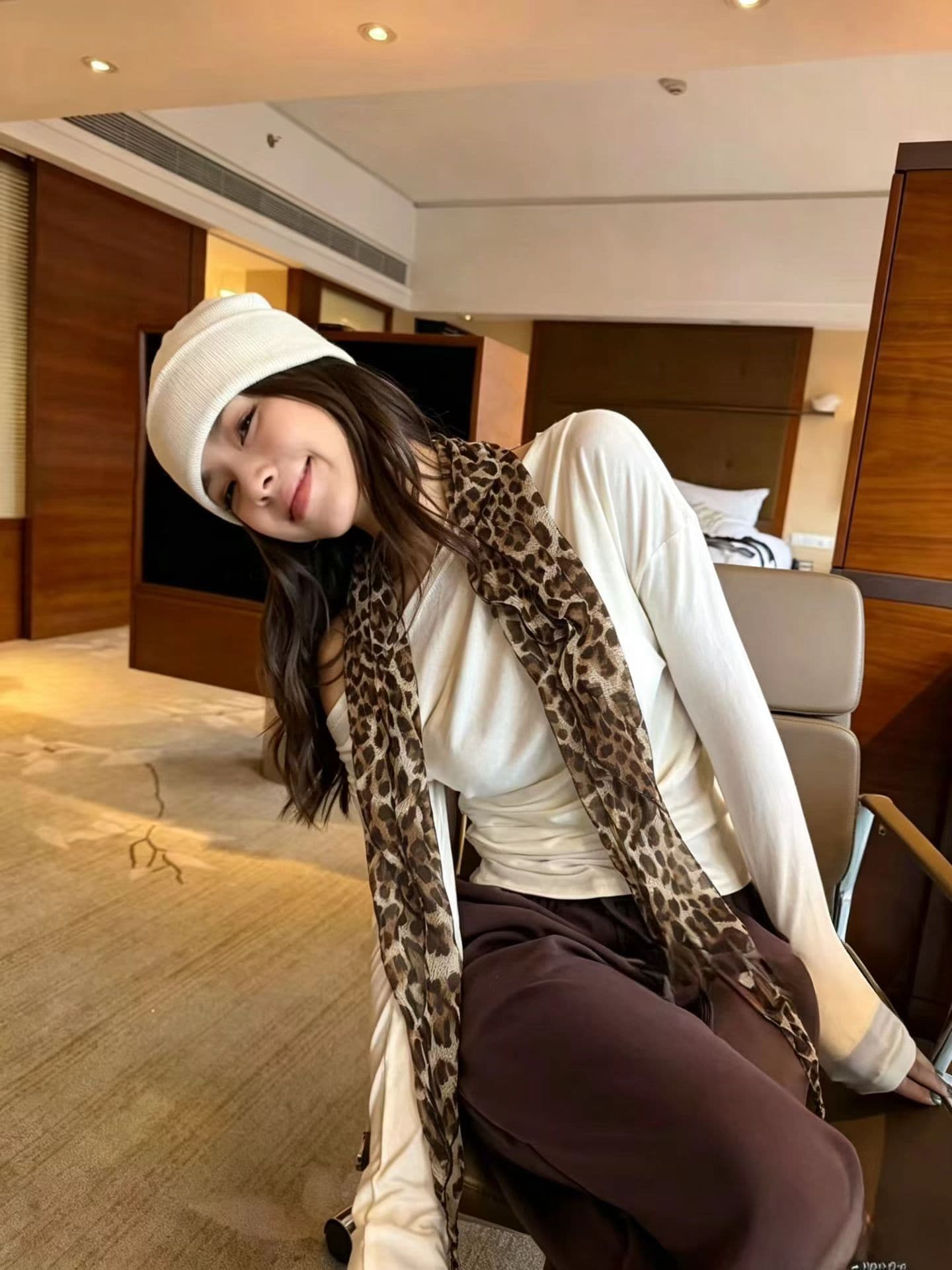 2026 가을 새로운 오프숄더 긴팔 티셔츠 여성 몸매 가꾸기 슬림해 보이는 디자인 센스 기본 셔츠 맨위 경기 스카프 상세 이미지 7