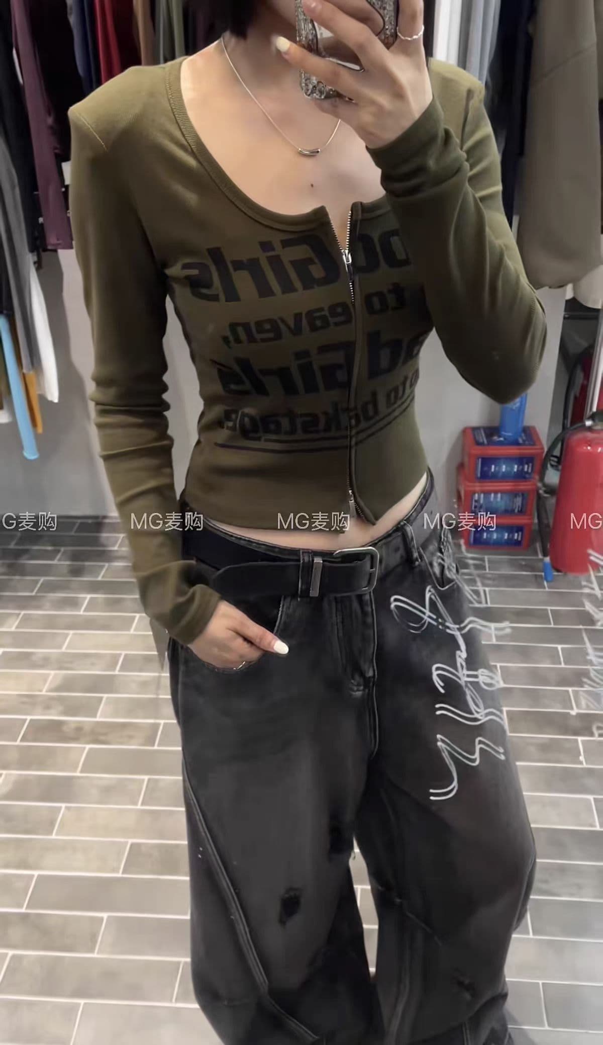 2026 가을 새로운 한국 스타일 품격 u 칼라 긴팔 티셔츠 여성 몸매 가꾸기 알파벳 프린트 지퍼 맨위 이미지 3