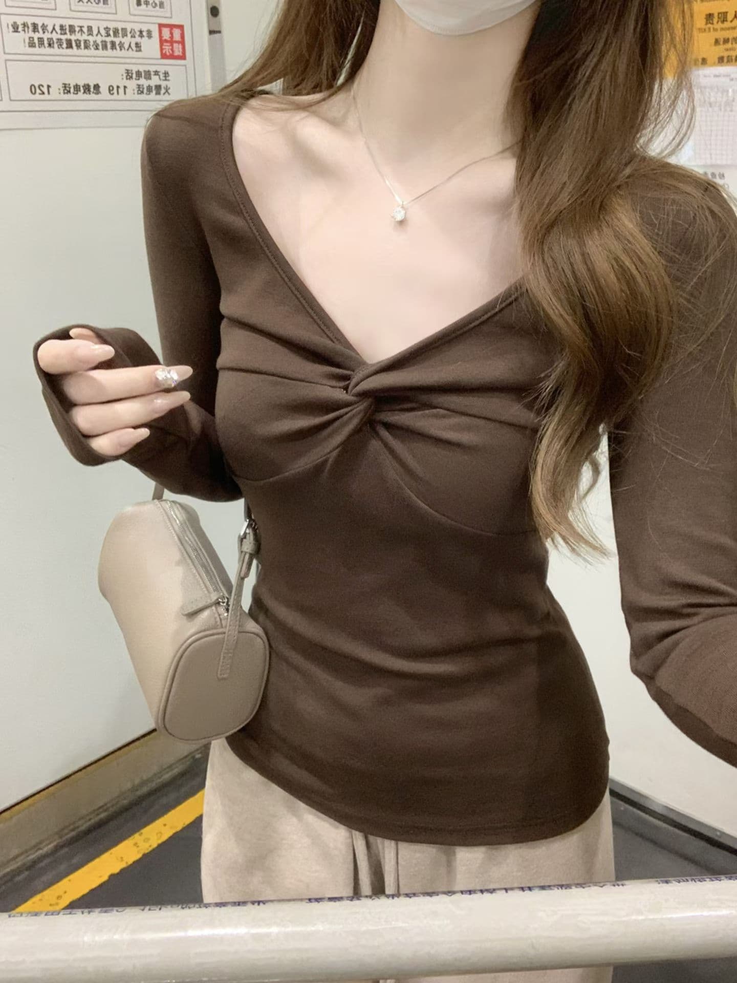 순수한 욕망 비틀림 V넥 십자가 섹시함 맨위 여성 가을 몸매 가꾸기 슬림해 보이는 주름 인사이드 가져 가라. 품격 티셔츠 상세 이미지 3