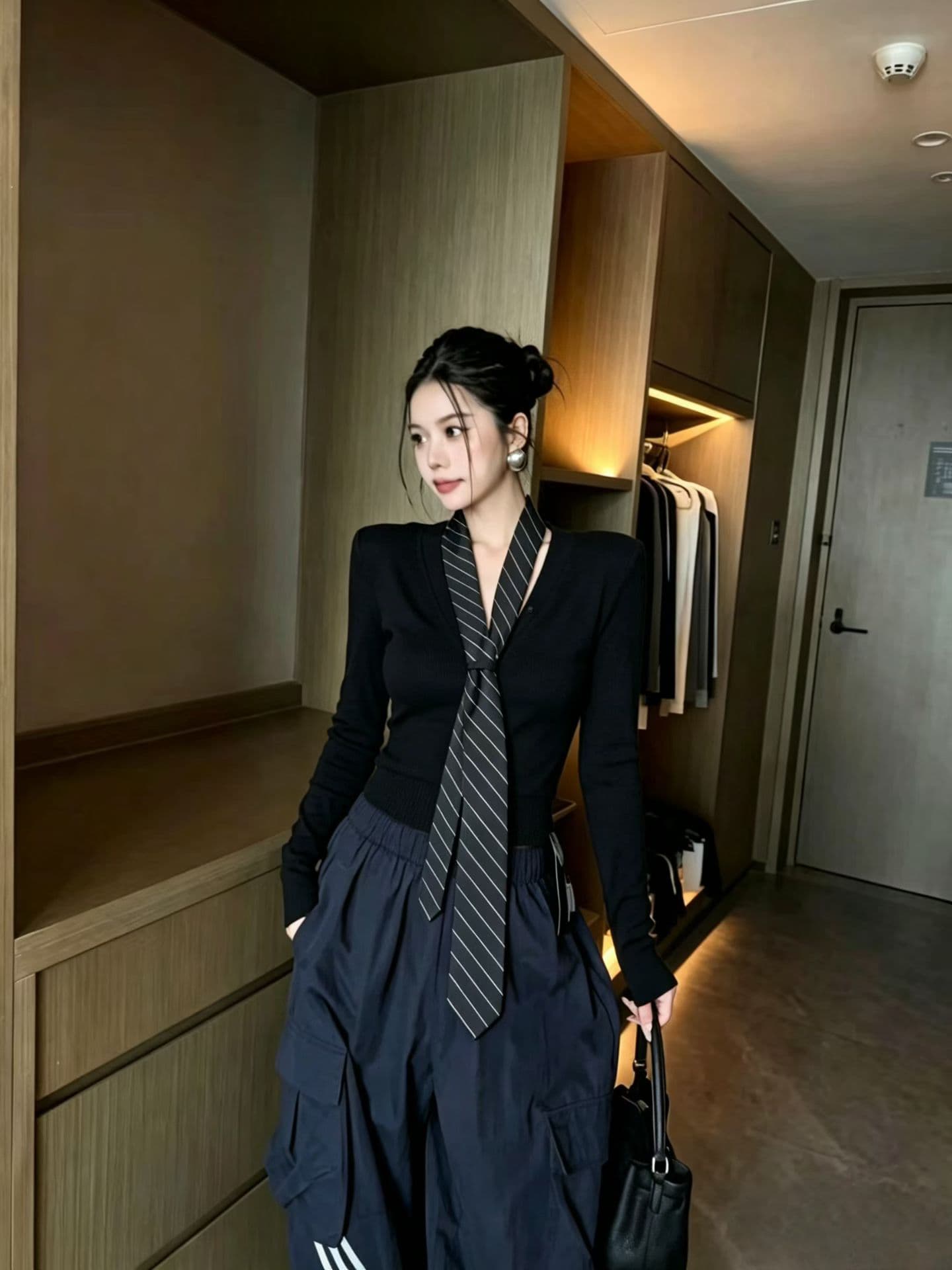 2026 이른 가을 새로운 한국 스타일 디자인 센스 넥타이 V넥 긴팔 티셔츠 몸매 가꾸기 맨위 여성 상세 이미지 6
