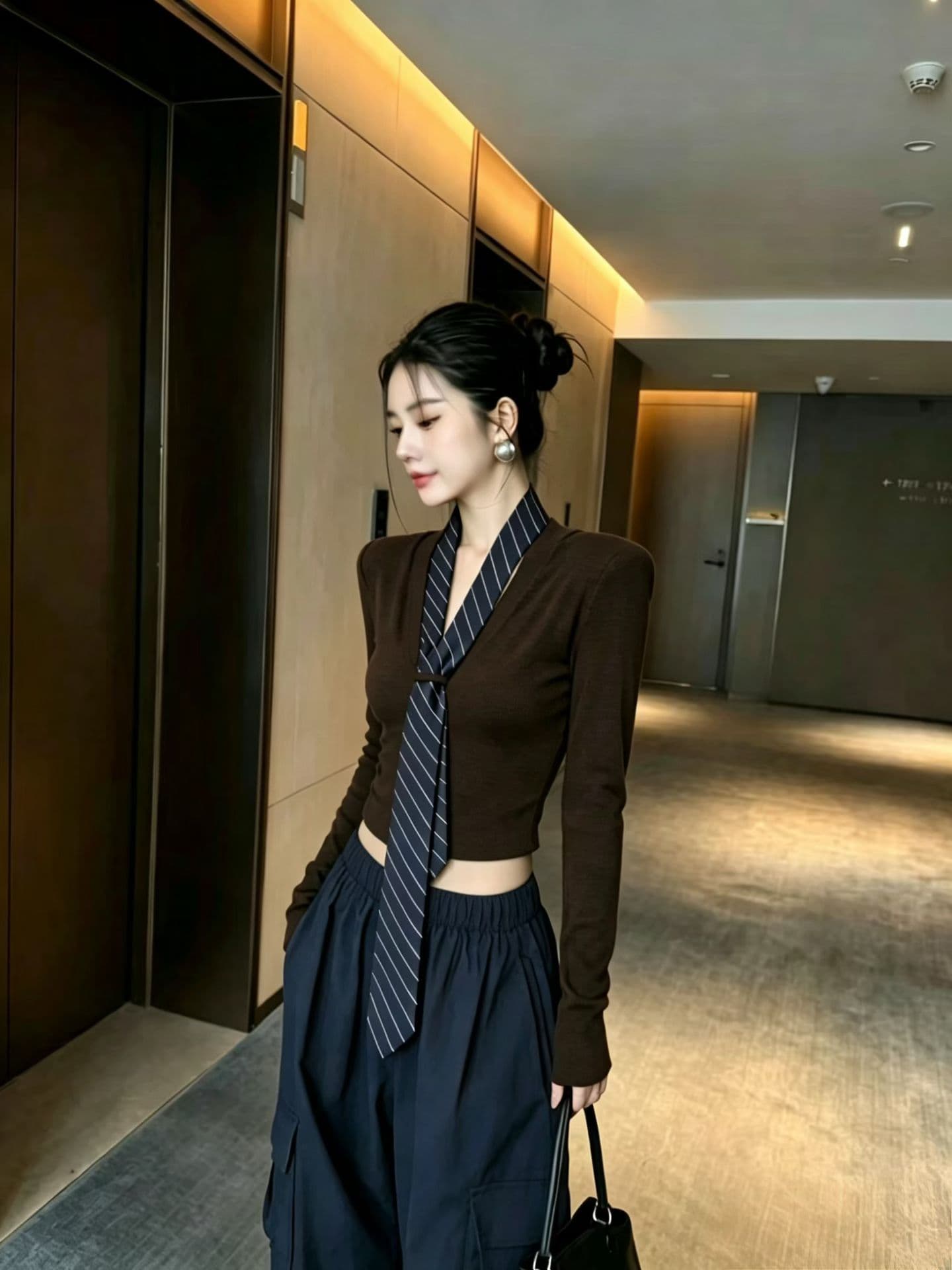 2026 이른 가을 새로운 한국 스타일 디자인 센스 넥타이 V넥 긴팔 티셔츠 몸매 가꾸기 맨위 여성 상세 이미지 7