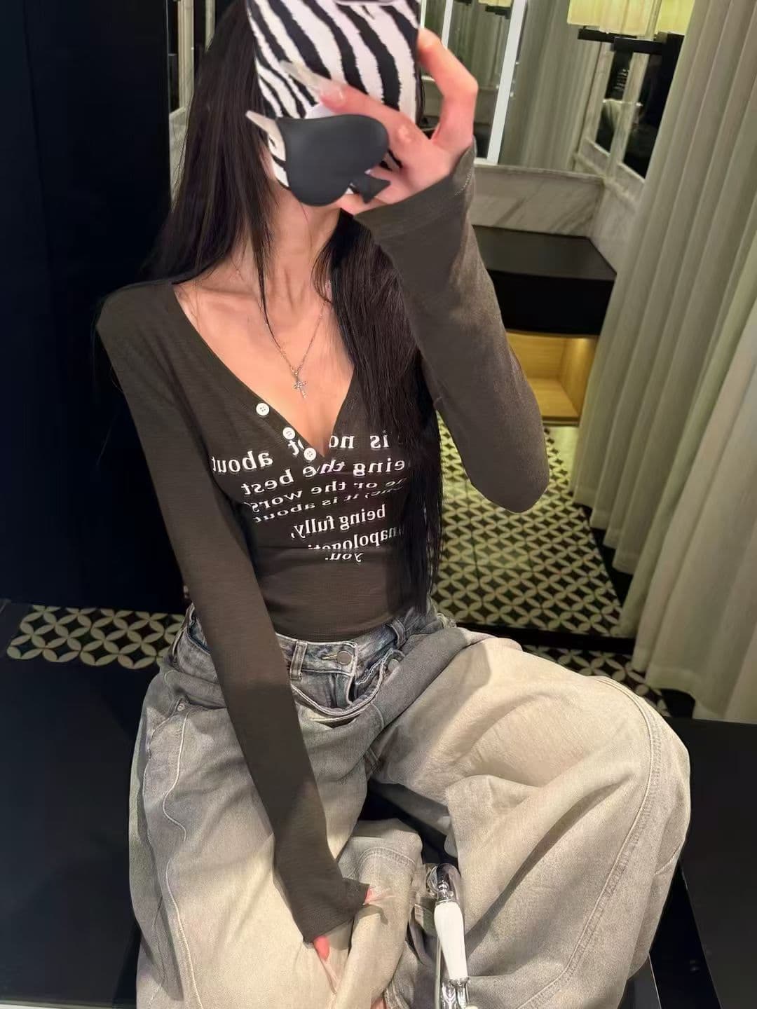순수한 욕망 바람 알파벳 프린트 깊은 V 넥 단추 긴팔 티셔츠 여성 가을 새로운 몸매 가꾸기 슬림해 보이는 기본 셔츠 상세 이미지 8