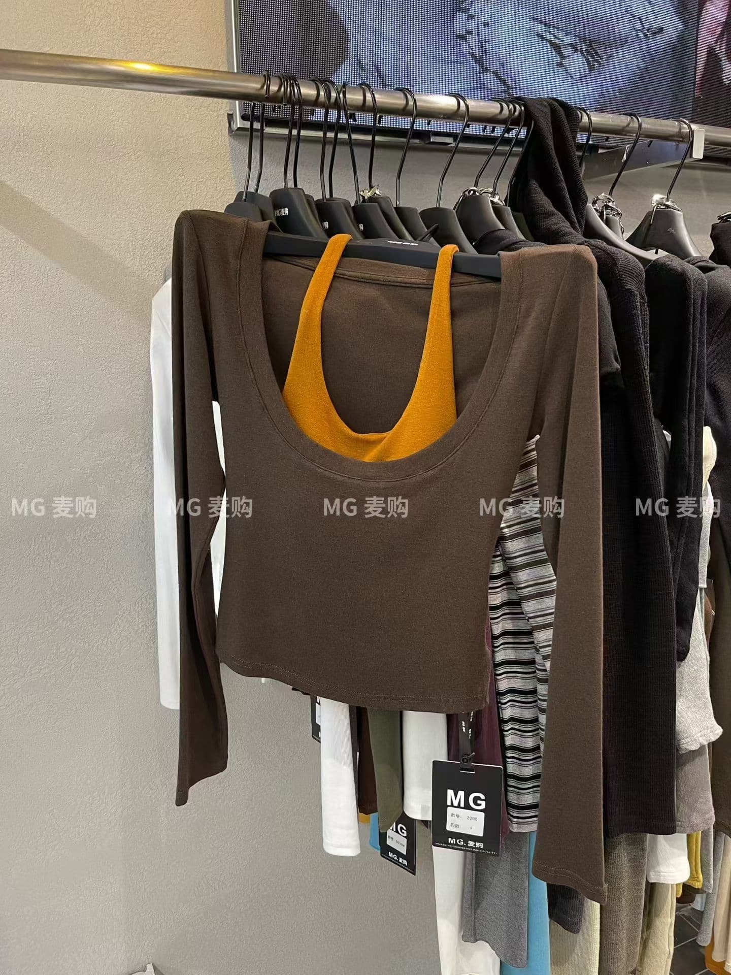 느긋한 순수한 욕망 바람 투피스 세트 행침 목 긴팔 티셔츠 여성 2026 이른 가을 새로운 몸매 가꾸기 슬림해 보이는 벨트 가슴 패드 이미지 4