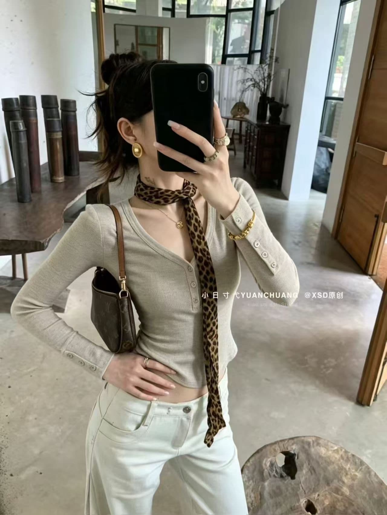 가을 켜기 새로운 한 부서 미니멀리즘 단색 V넥 레오파드 무늬 스카프 긴팔 티셔츠 경기 스카프