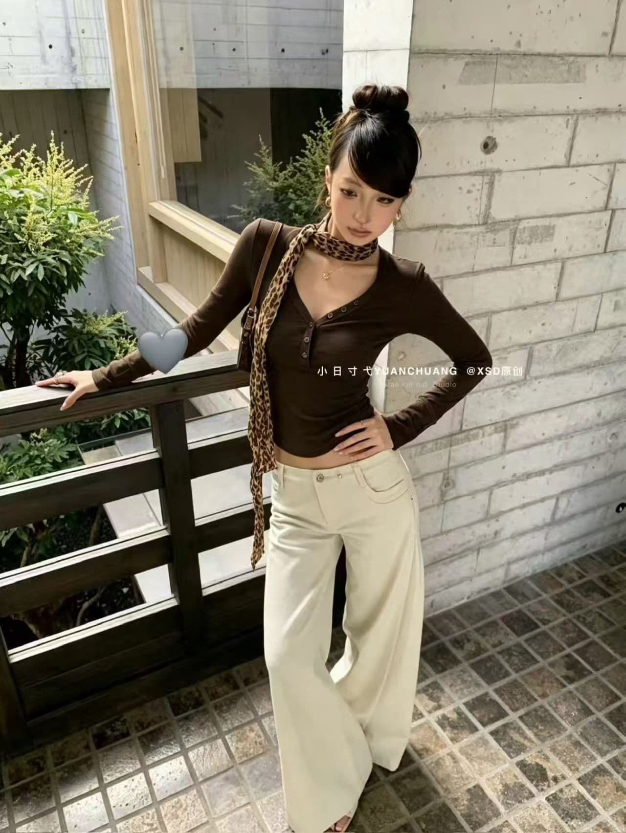 가을 켜기 새로운 한 부서 미니멀리즘 단색 V넥 레오파드 무늬 스카프 긴팔 티셔츠 경기 스카프 이미지 4