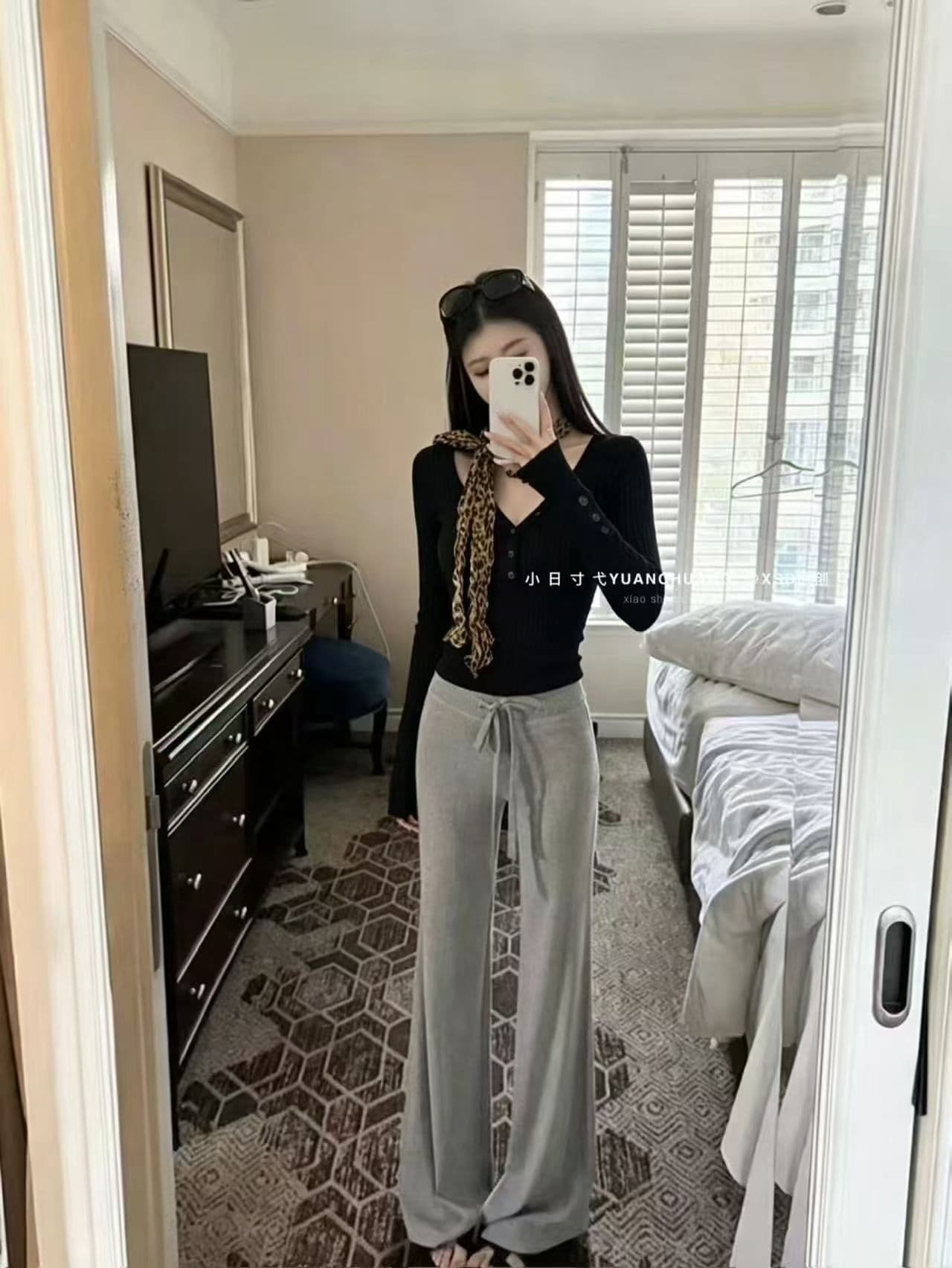 가을 켜기 새로운 한 부서 미니멀리즘 단색 V넥 레오파드 무늬 스카프 긴팔 티셔츠 경기 스카프 상세 이미지 3