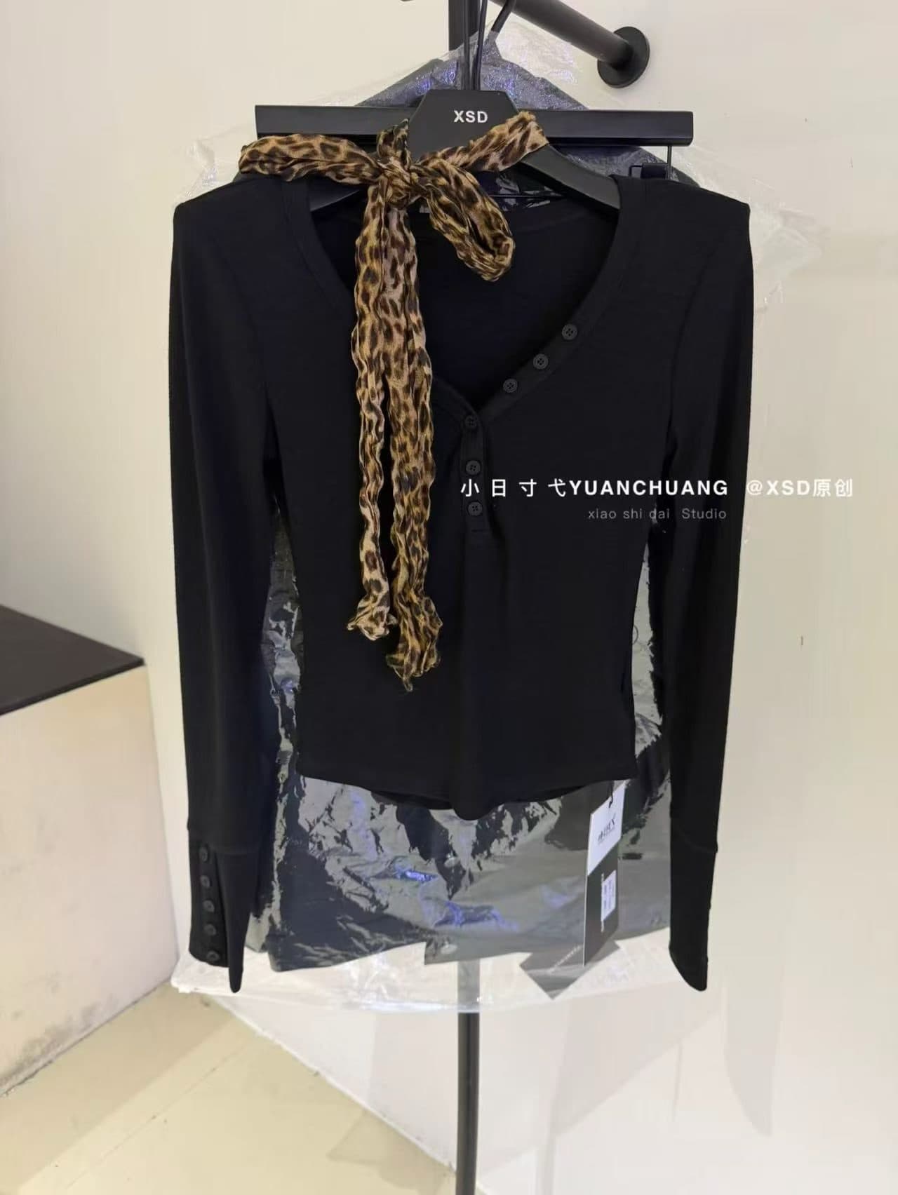 가을 켜기 새로운 한 부서 미니멀리즘 단색 V넥 레오파드 무늬 스카프 긴팔 티셔츠 경기 스카프 상세 이미지 8