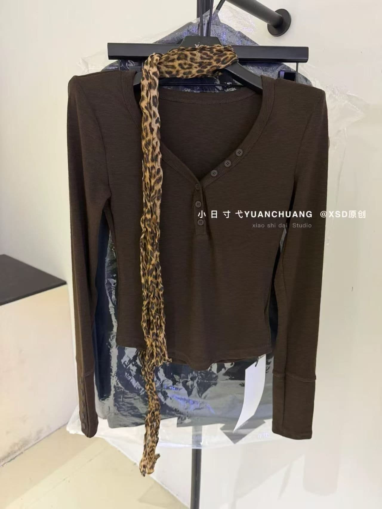 가을 켜기 새로운 한 부서 미니멀리즘 단색 V넥 레오파드 무늬 스카프 긴팔 티셔츠 경기 스카프 상세 이미지 9