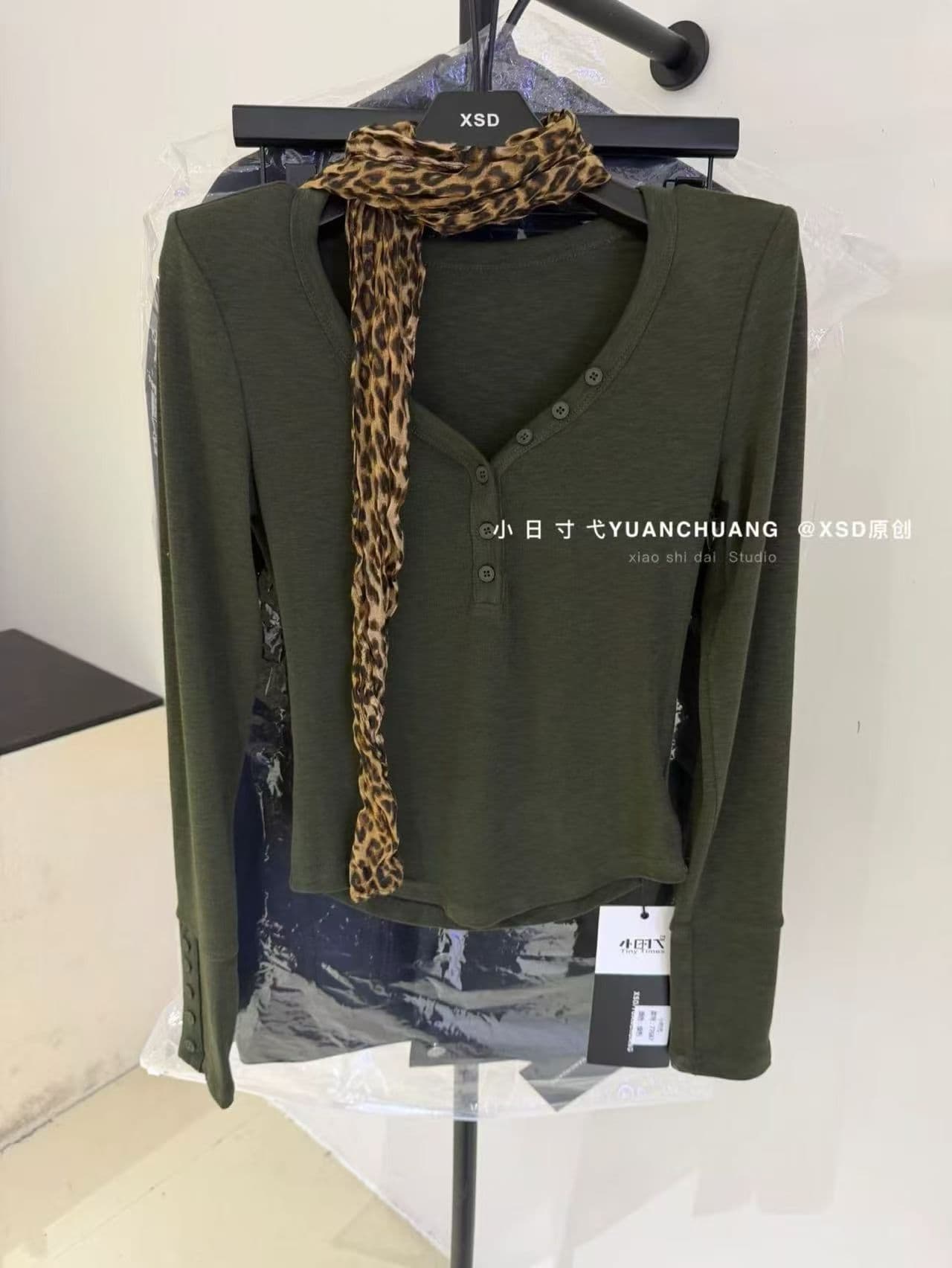 가을 켜기 새로운 한 부서 미니멀리즘 단색 V넥 레오파드 무늬 스카프 긴팔 티셔츠 경기 스카프 상세 이미지 10