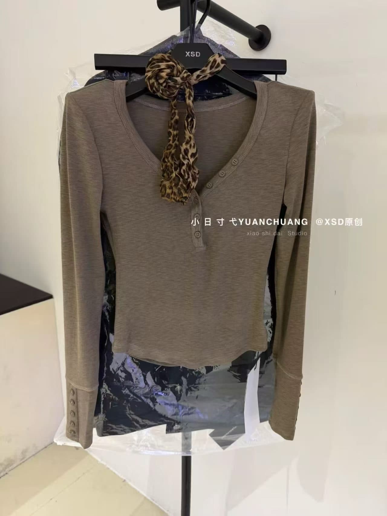 가을 켜기 새로운 한 부서 미니멀리즘 단색 V넥 레오파드 무늬 스카프 긴팔 티셔츠 경기 스카프 상세 이미지 12