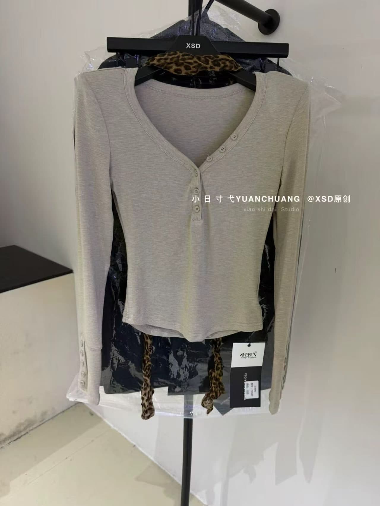 가을 켜기 새로운 한 부서 미니멀리즘 단색 V넥 레오파드 무늬 스카프 긴팔 티셔츠 경기 스카프 상세 이미지 14