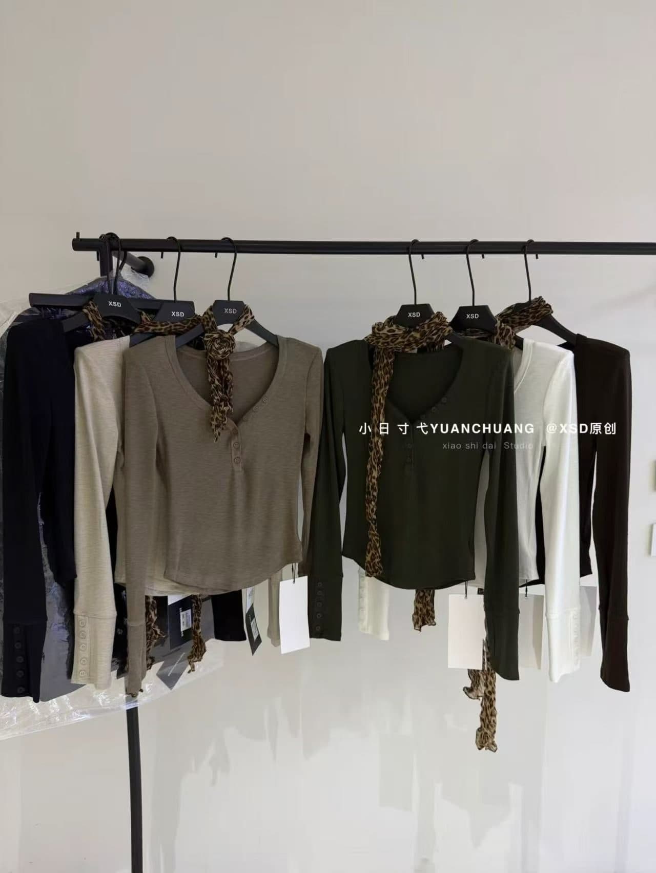 가을 켜기 새로운 한 부서 미니멀리즘 단색 V넥 레오파드 무늬 스카프 긴팔 티셔츠 경기 스카프 상세 이미지 16