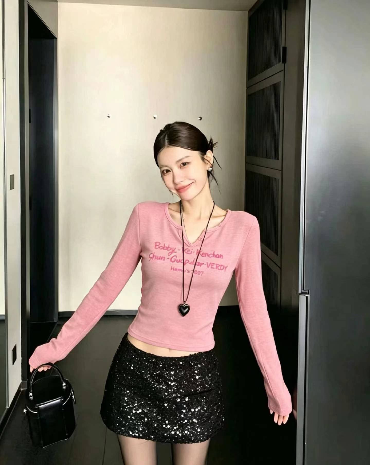 열세 개 2026 가을 알파벳 프린트 V넥 버튼 긴팔 맨위 여성 한국 스타일 핫걸 패션 다용도 티셔츠 여성 상세 이미지 1