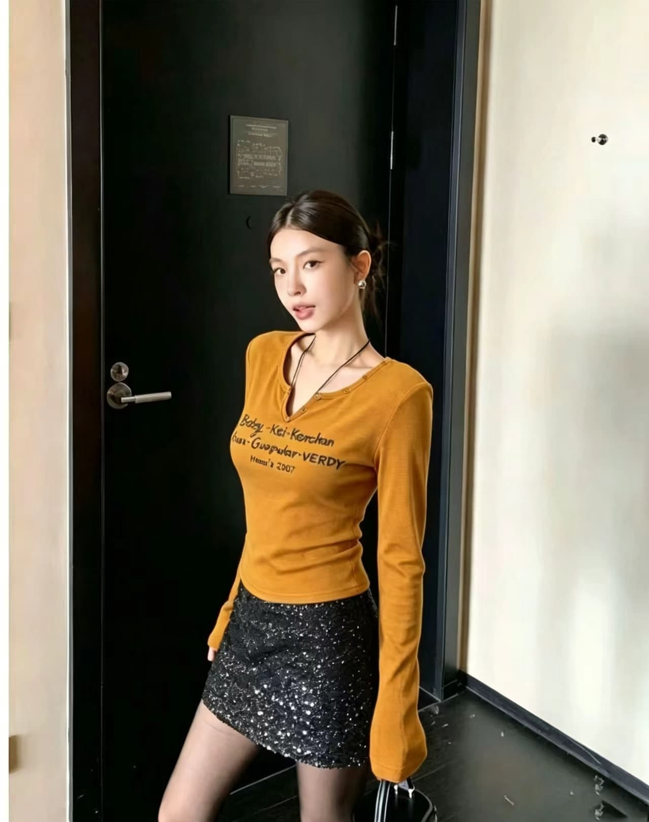 열세 개 2026 가을 알파벳 프린트 V넥 버튼 긴팔 맨위 여성 한국 스타일 핫걸 패션 다용도 티셔츠 여성 상세 이미지 2