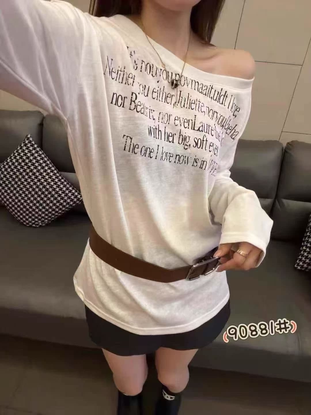 2026 이른 가을 한국 스타일 루즈핏 슬림해 보이는 다용도 알파벳 프린트 비스듬한 어깨 긴팔 티셔츠 여성 셔츠 벨트 포함 상세 이미지 4