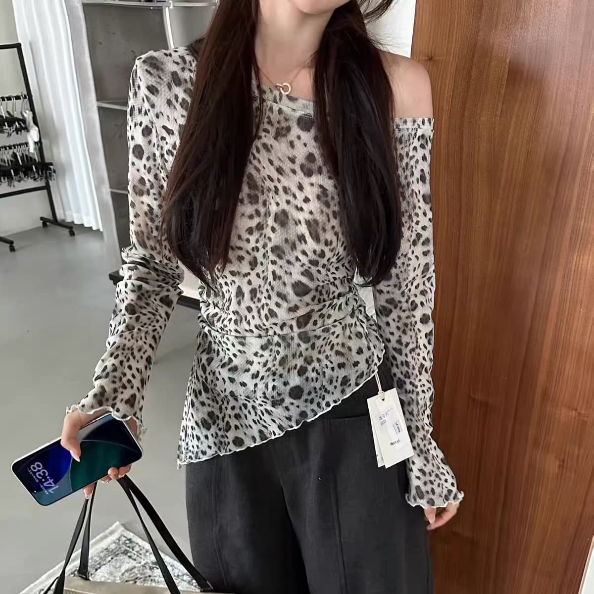 2026 이른 가을 새로운 한국 스타일 비스듬한 어깨 디자인 주름 레오파드 무늬 긴팔 티셔츠 기본 셔츠 여성 이미지 5