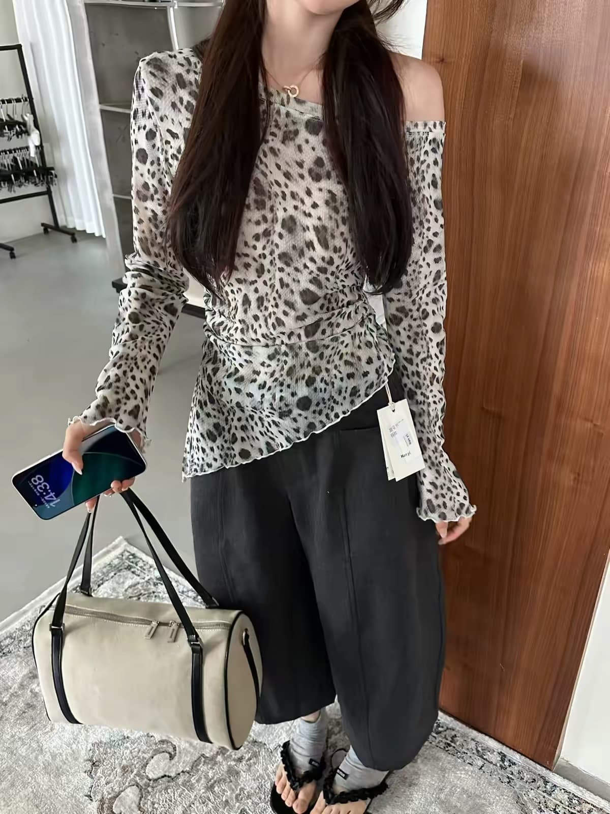 2026 이른 가을 새로운 한국 스타일 비스듬한 어깨 디자인 주름 레오파드 무늬 긴팔 티셔츠 기본 셔츠 여성 상세 이미지 4