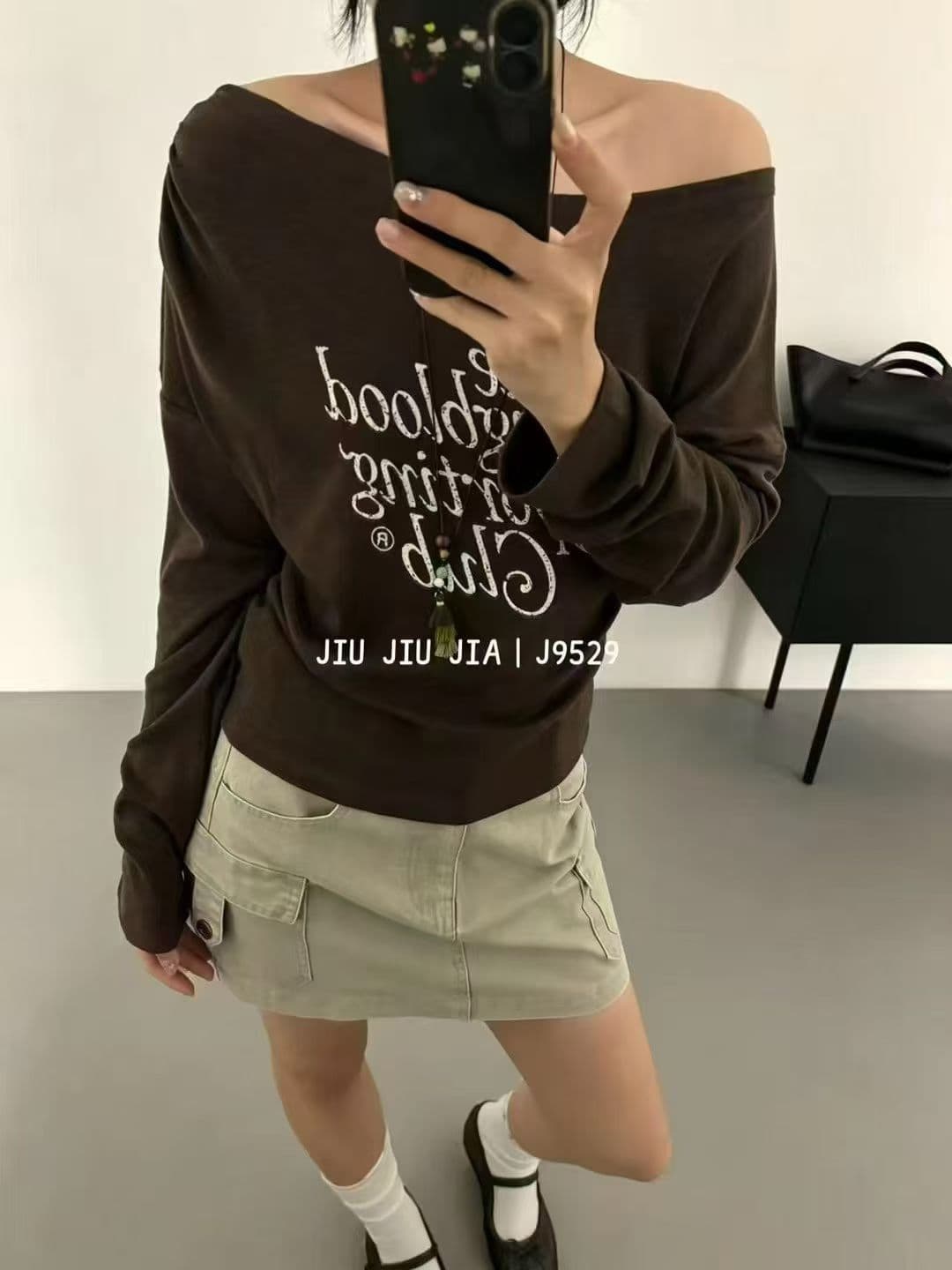 가을 새로운 한국 스타일 패션 다용도 한 단어 비스듬한 어깨 알파벳 프린트 긴팔 티셔츠 여성 슬림해 보이는 맨위 이미지 4