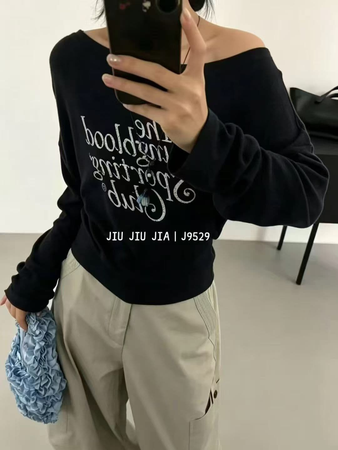 가을 새로운 한국 스타일 패션 다용도 한 단어 비스듬한 어깨 알파벳 프린트 긴팔 티셔츠 여성 슬림해 보이는 맨위 이미지 2