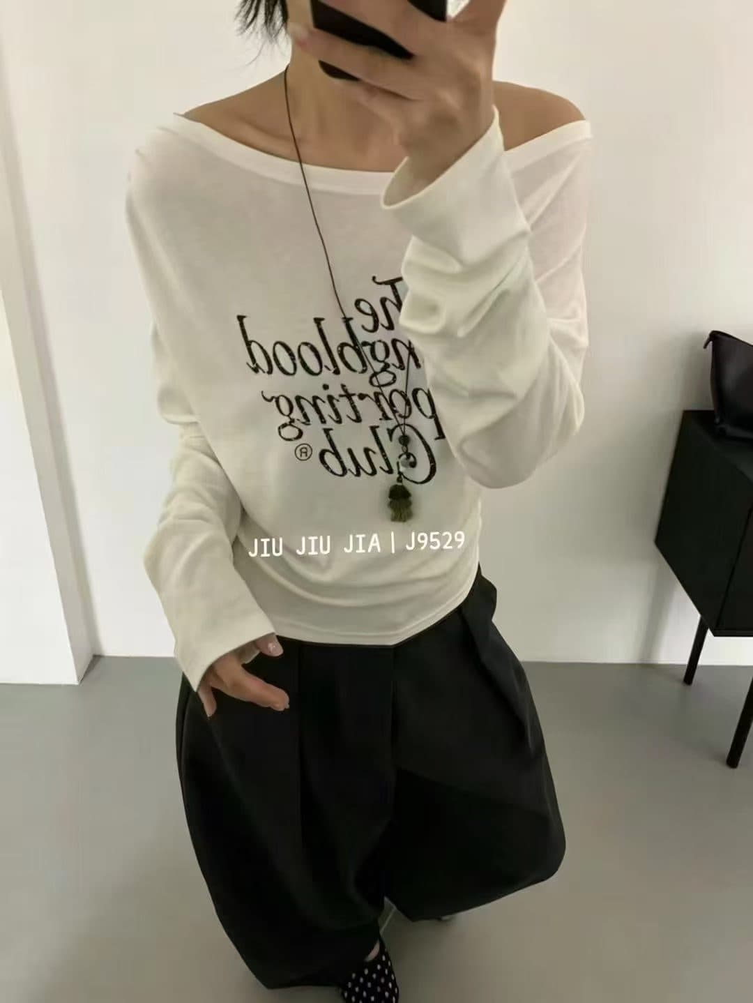 가을 새로운 한국 스타일 패션 다용도 한 단어 비스듬한 어깨 알파벳 프린트 긴팔 티셔츠 여성 슬림해 보이는 맨위 상세 이미지 3
