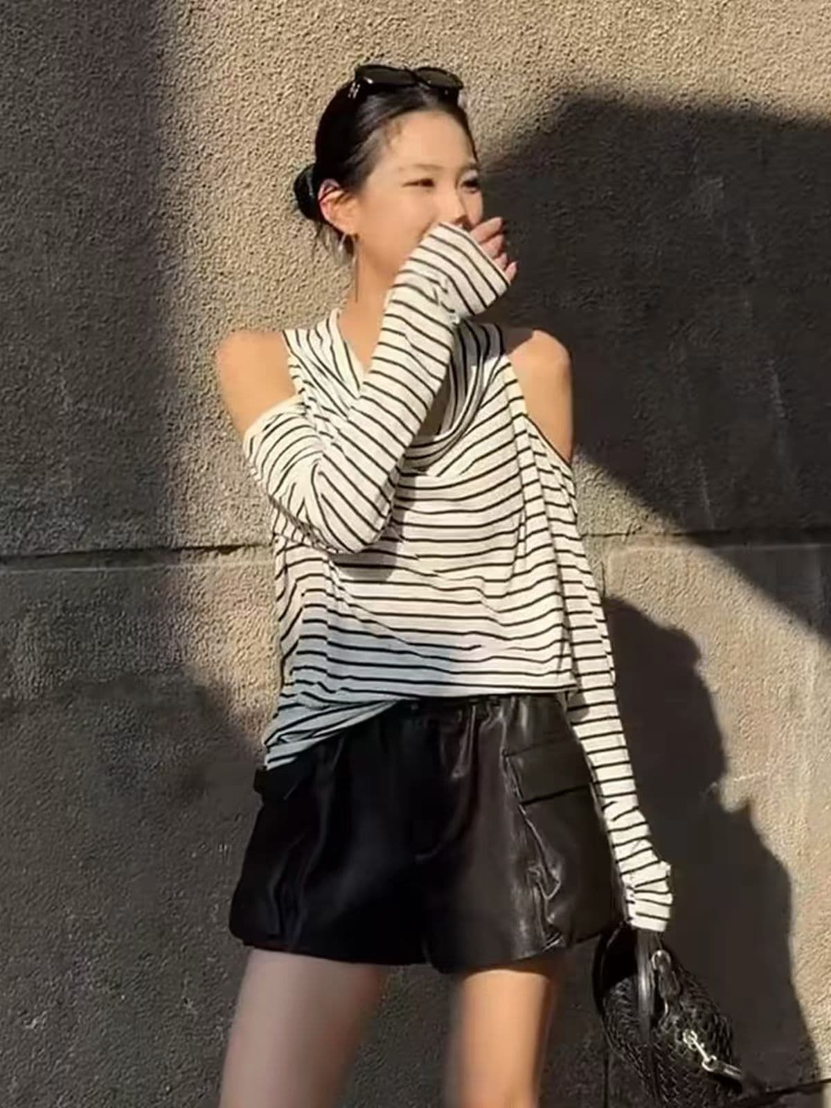 한 부서 행침 목 칼라 오프숄더 스트라이프 긴팔 티셔츠 여성 2026 이른 가을 디자인 센스 패션 출퇴근 품격 맨위 트렌디 이미지 3