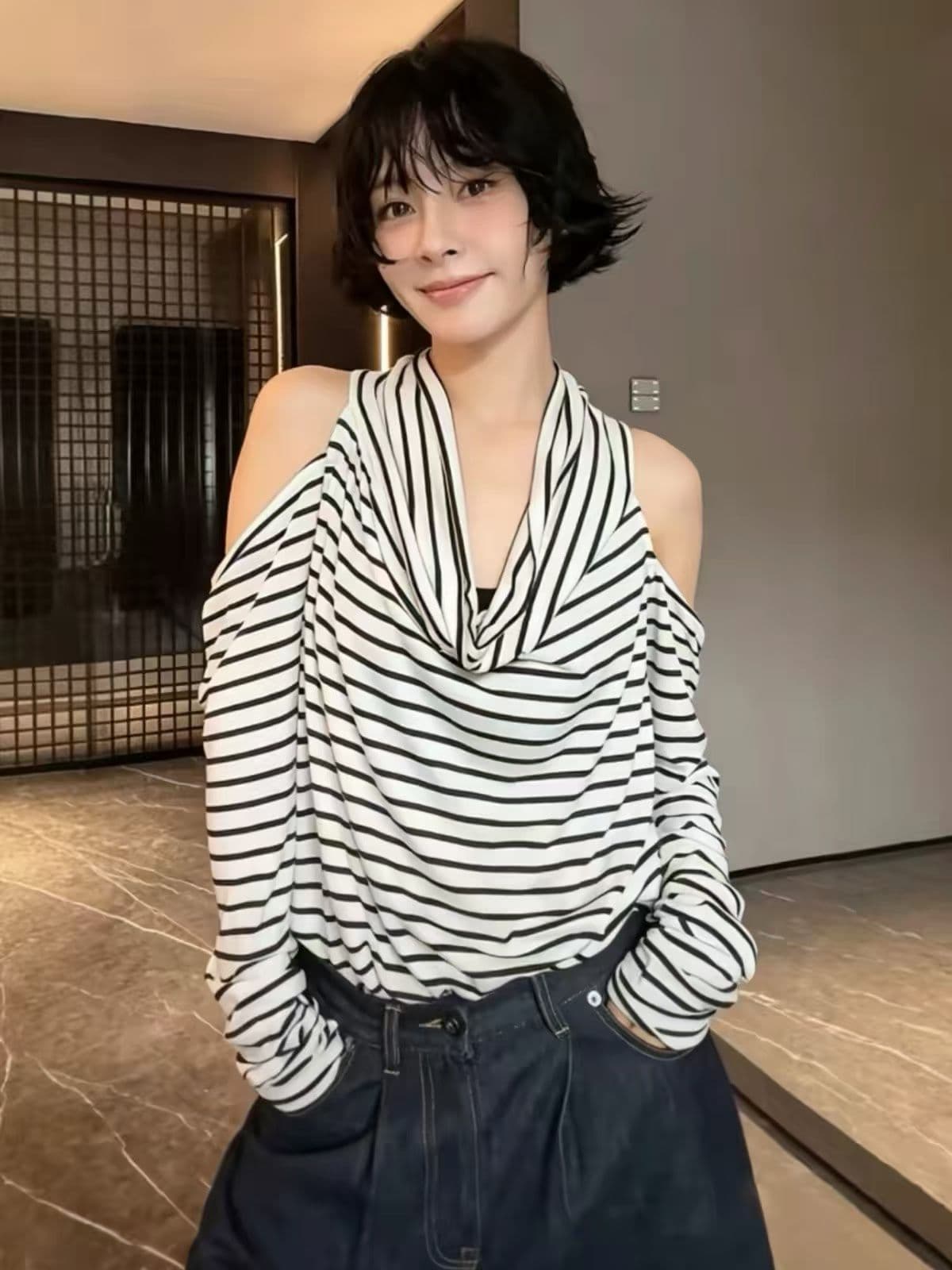 한 부서 행침 목 칼라 오프숄더 스트라이프 긴팔 티셔츠 여성 2026 이른 가을 디자인 센스 패션 출퇴근 품격 맨위 트렌디 상세 이미지 2