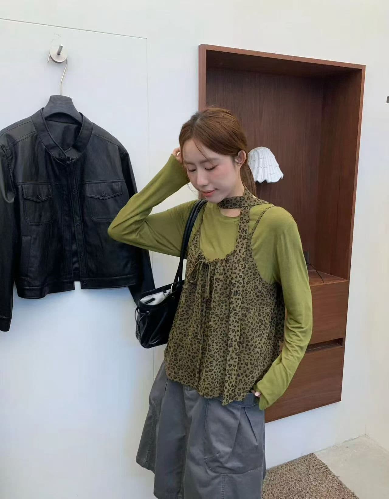 레트로 레오파드 무늬 캐미솔 단색 긴팔 티셔츠 여성 투피스 슈트 가을 작은 키 다용도 슬림해 보이는 맨위 상세 이미지 1