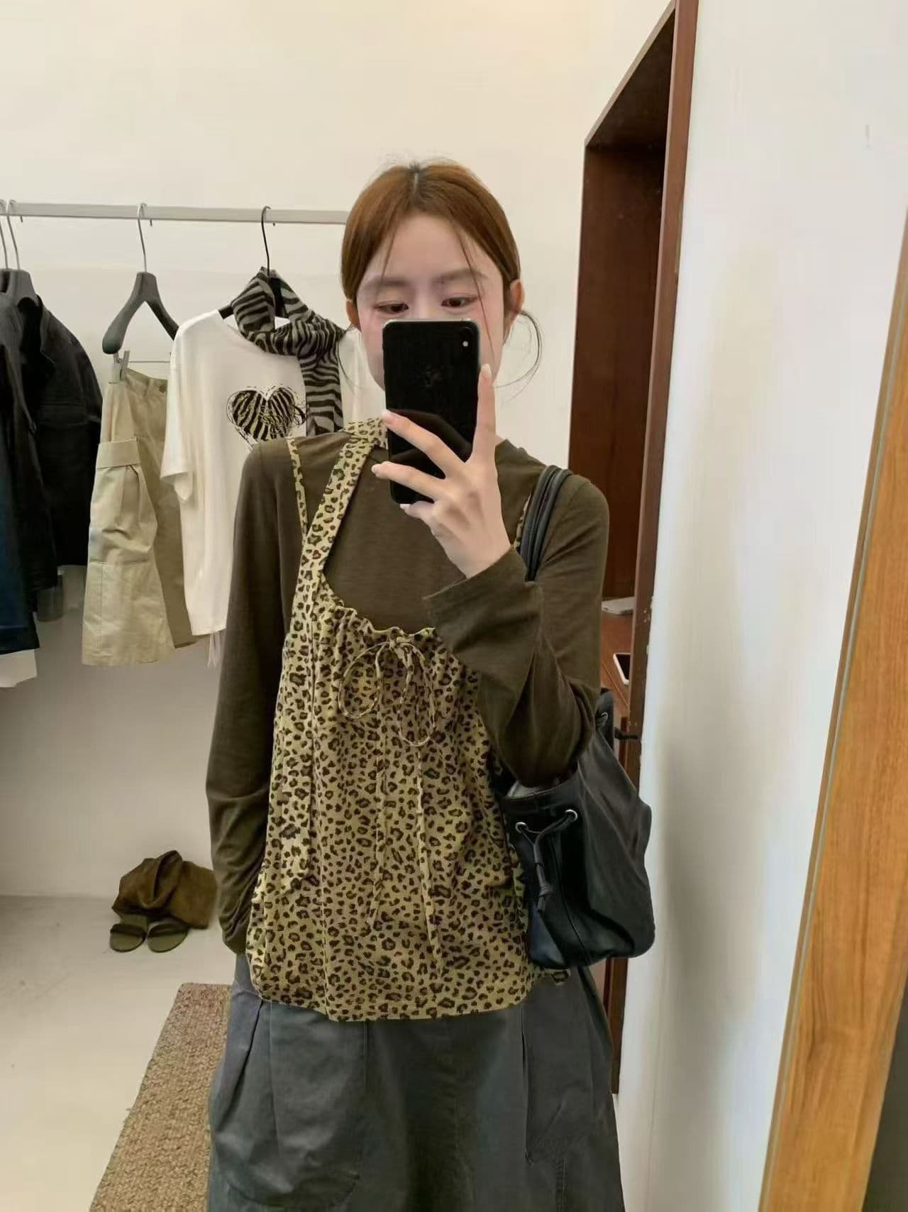 레트로 레오파드 무늬 캐미솔 단색 긴팔 티셔츠 여성 투피스 슈트 가을 작은 키 다용도 슬림해 보이는 맨위 상세 이미지 3