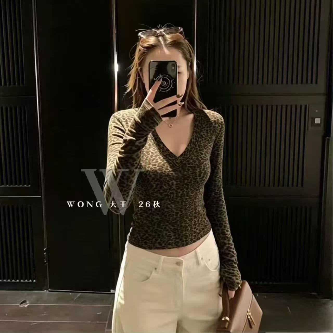 열세 개 2026 가을 새로운 레트로 레오파드 무늬 작은 V넥 핫걸 맨위 몸매 가꾸기 슬림해 보이는 티셔츠 여성 상세 이미지 6