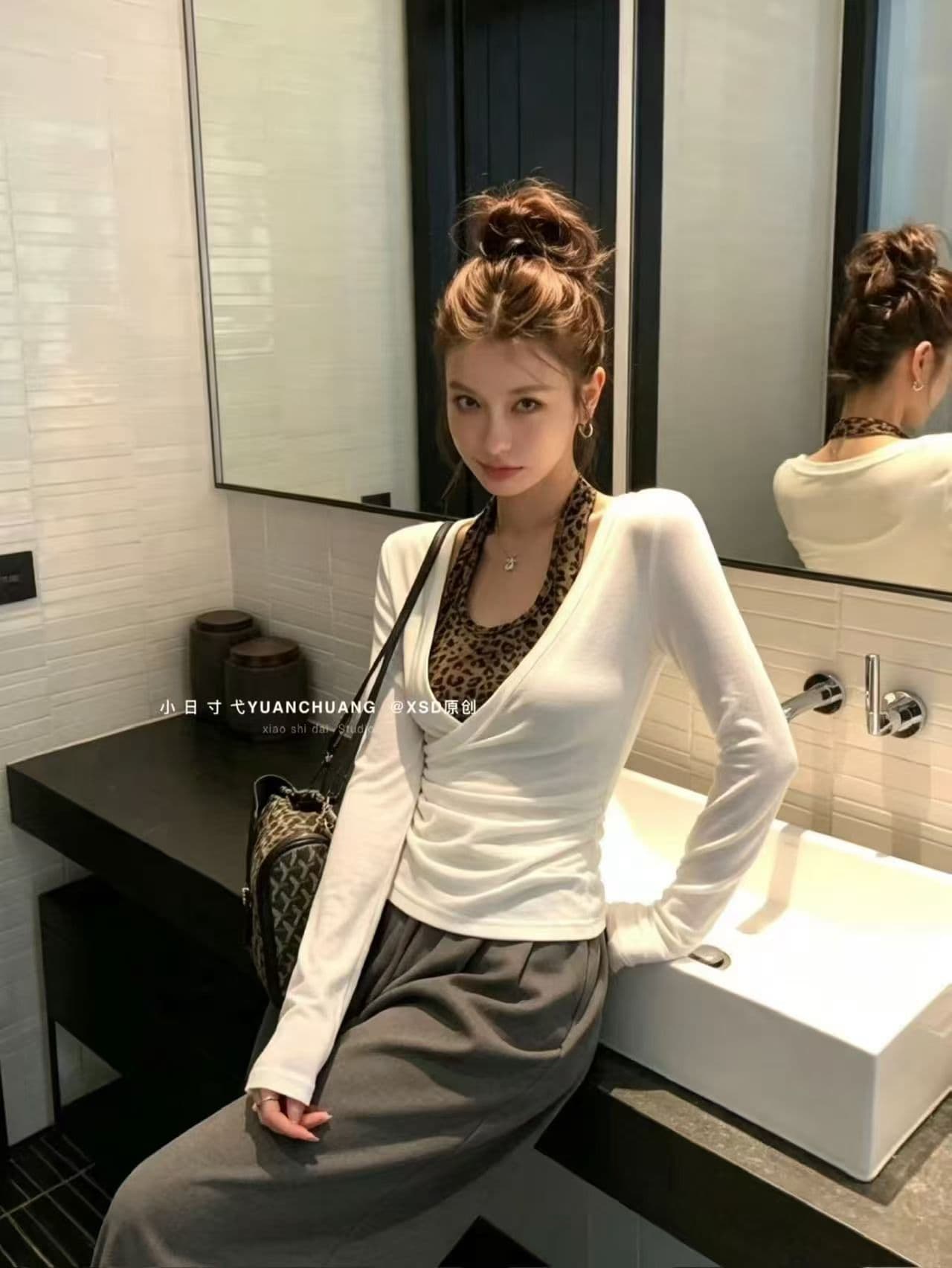 2026 가을 핫걸 레오파드 무늬 패치워크 페이크 레이어드 십자가 깊은 v 긴팔 티셔츠 여성 순수한 욕망 몸매 가꾸기 맨위 상세 이미지 1