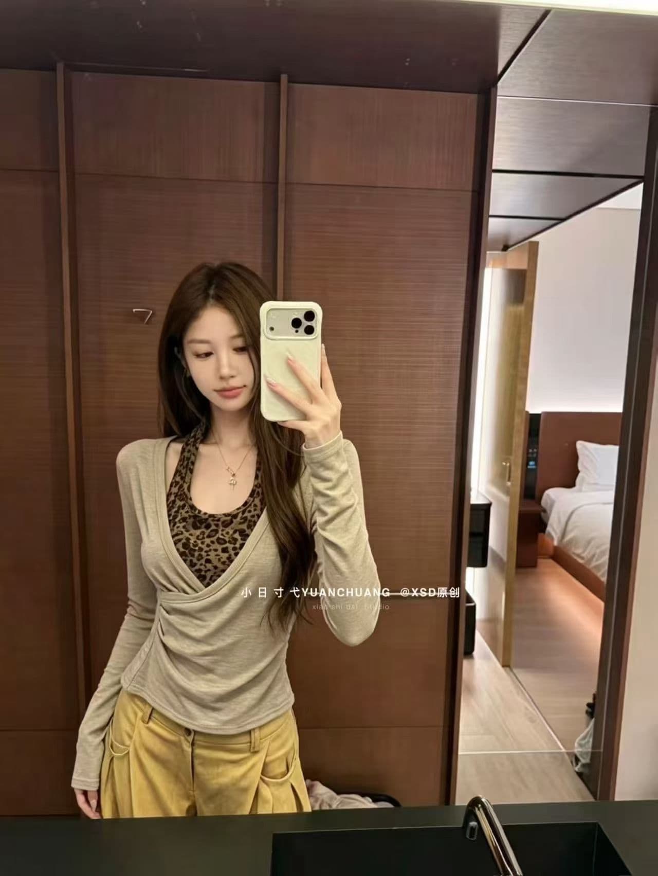 2026 가을 핫걸 레오파드 무늬 패치워크 페이크 레이어드 십자가 깊은 v 긴팔 티셔츠 여성 순수한 욕망 몸매 가꾸기 맨위 상세 이미지 7