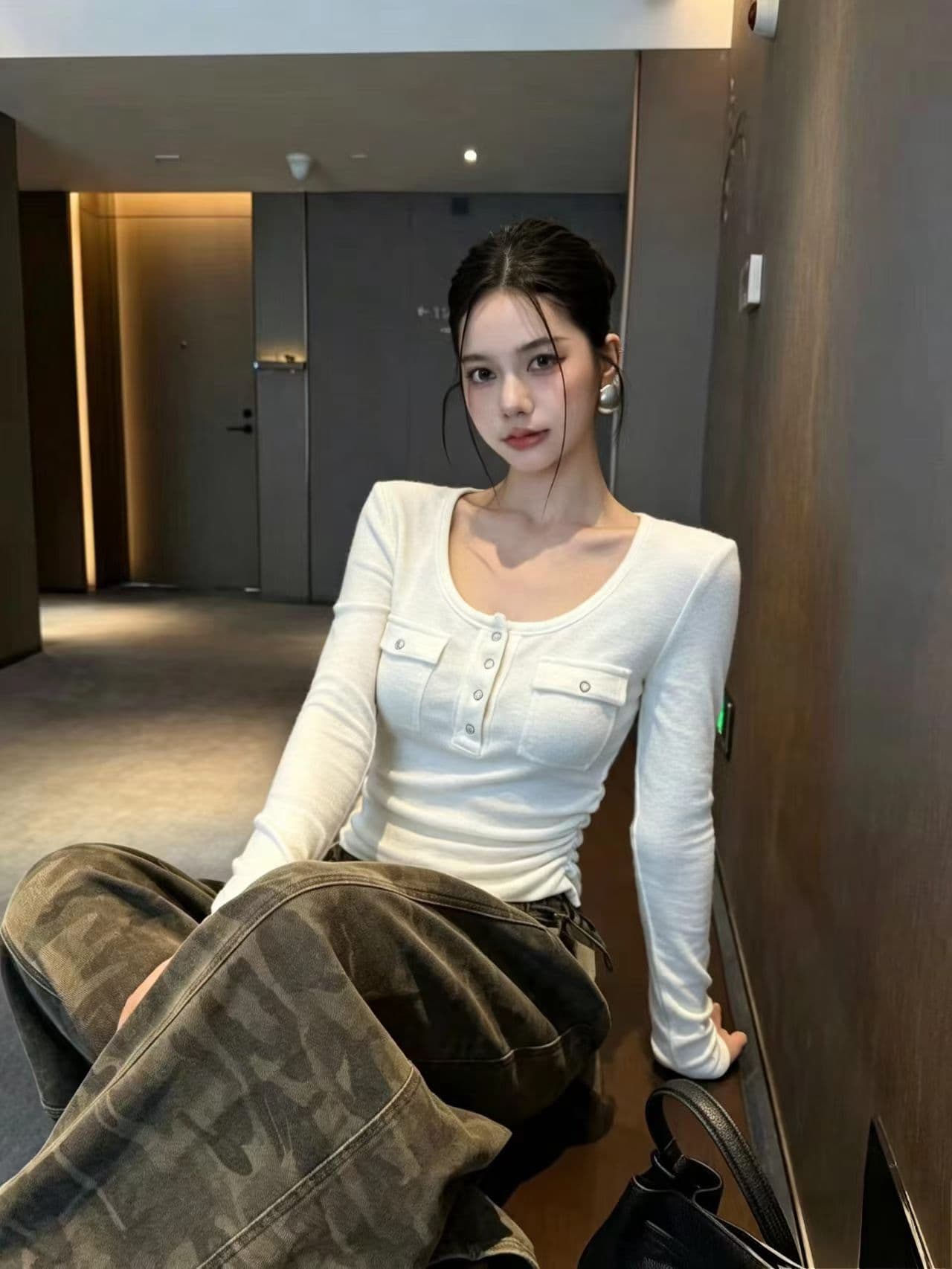 2026 가을 새로운 한국 스타일 패션 다용도 몸매 가꾸기 슬림해 보이는 라운드 넥 주머니 긴팔 티셔츠 맨위 여성 기본 셔츠 여성 상세 이미지 1