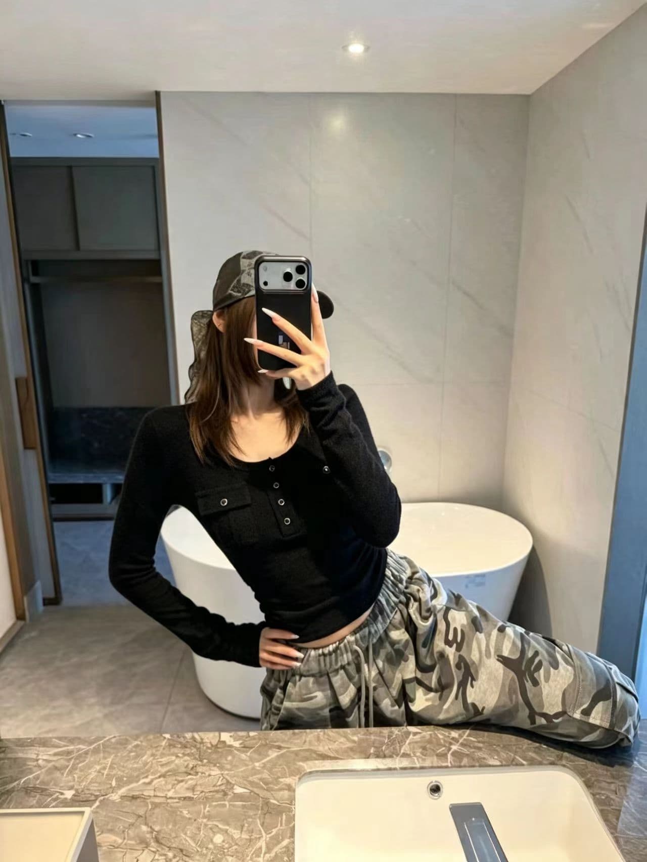 2026 가을 새로운 한국 스타일 패션 다용도 몸매 가꾸기 슬림해 보이는 라운드 넥 주머니 긴팔 티셔츠 맨위 여성 기본 셔츠 여성 상세 이미지 6