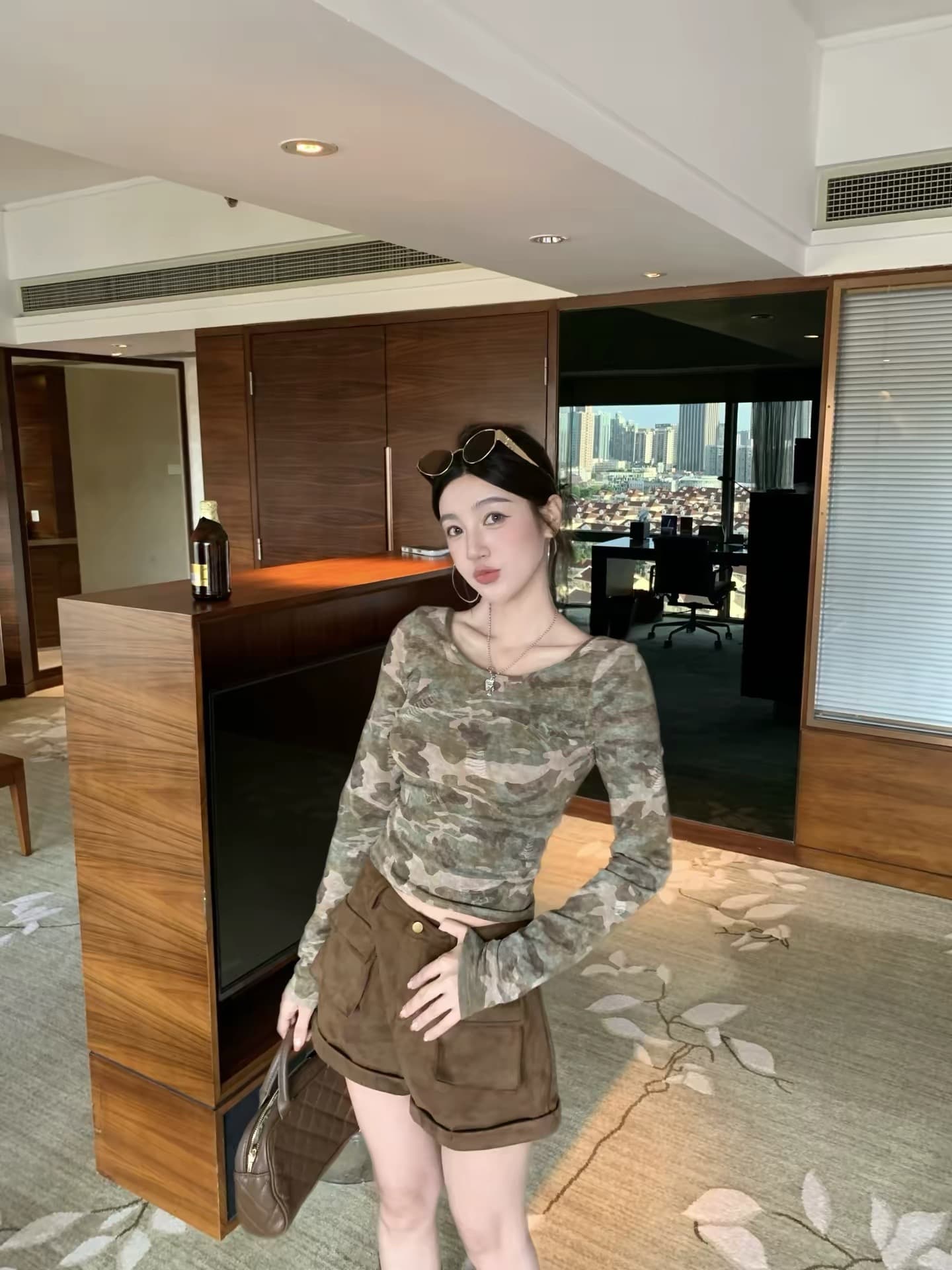홀로우 아웃 심장 기계 육군 녹색 카모플라주 라운드 넥 백리스 긴팔 티셔츠 가을 새로운 몸매 가꾸기 맨위 상세 이미지 2