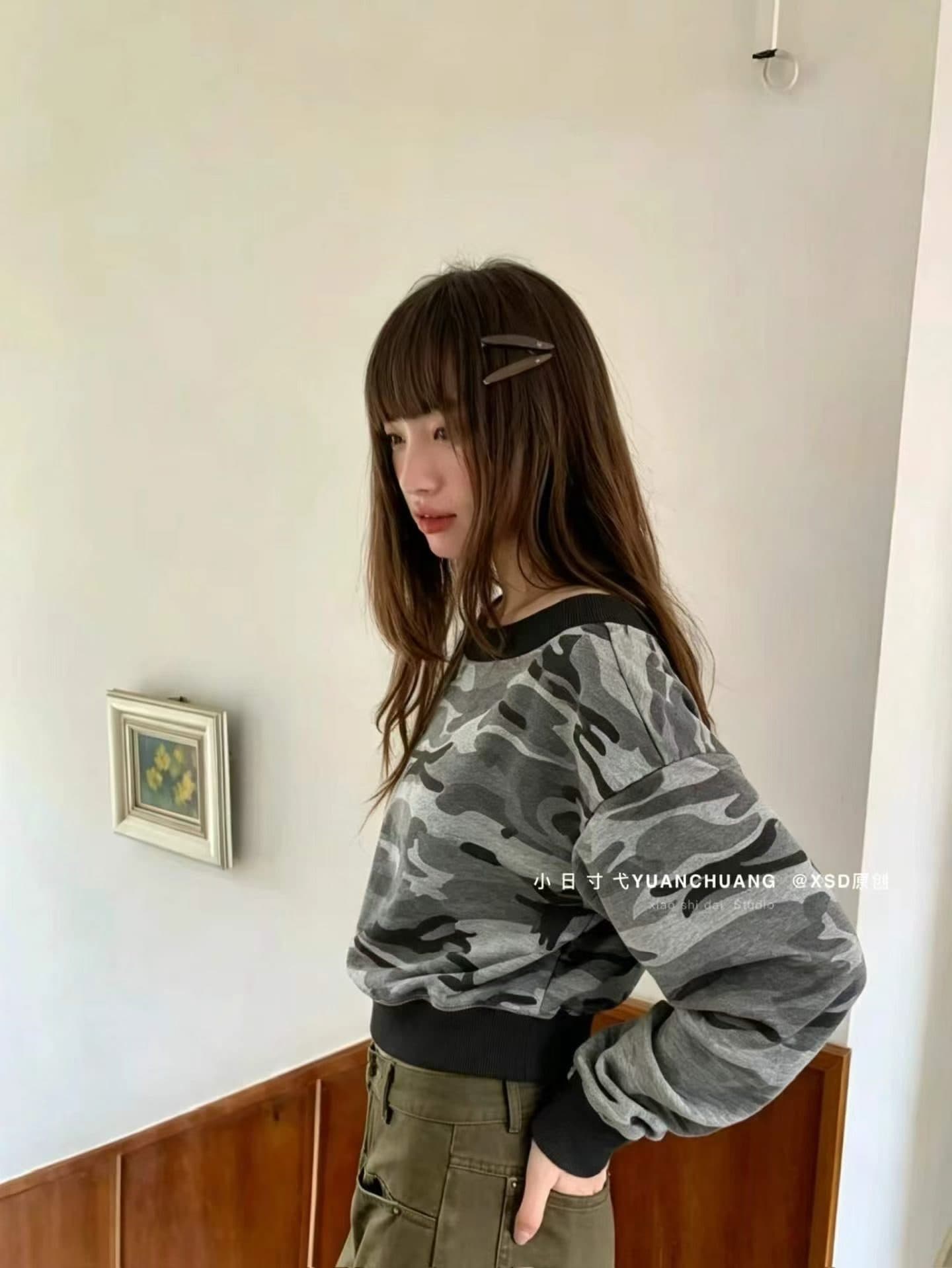 아메리칸 핫걸 비스듬한 어깨 몸매 가꾸기 긴팔 여성 이른 가을 오프숄더 카모플라주 후드티 슬림해 보이는 다용도 쇼트 스타일 맨위 이미지 4