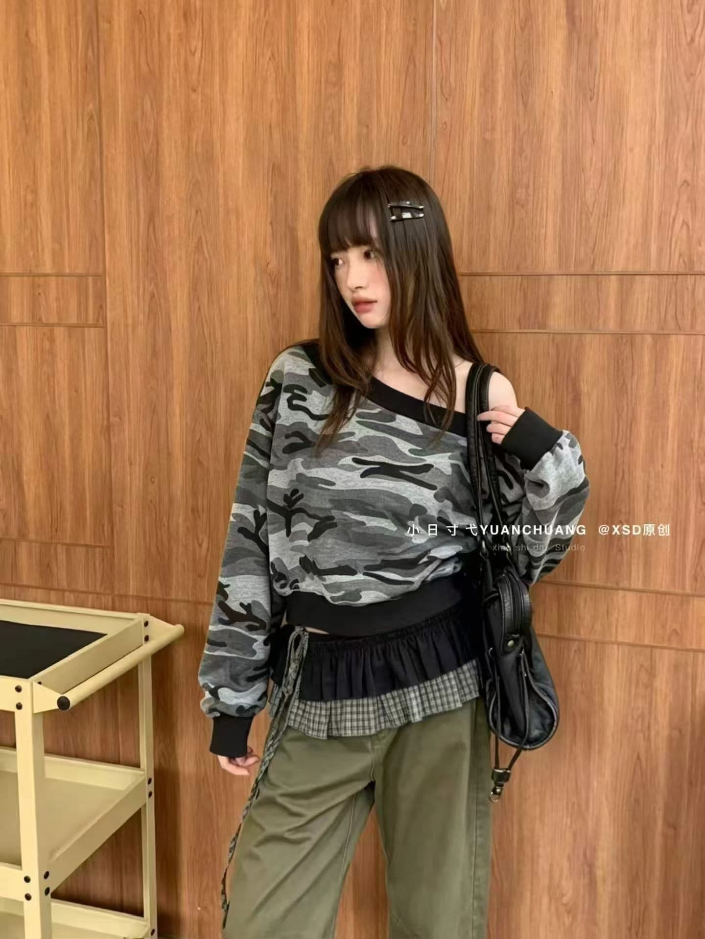 아메리칸 핫걸 비스듬한 어깨 몸매 가꾸기 긴팔 여성 이른 가을 오프숄더 카모플라주 후드티 슬림해 보이는 다용도 쇼트 스타일 맨위 상세 이미지 1